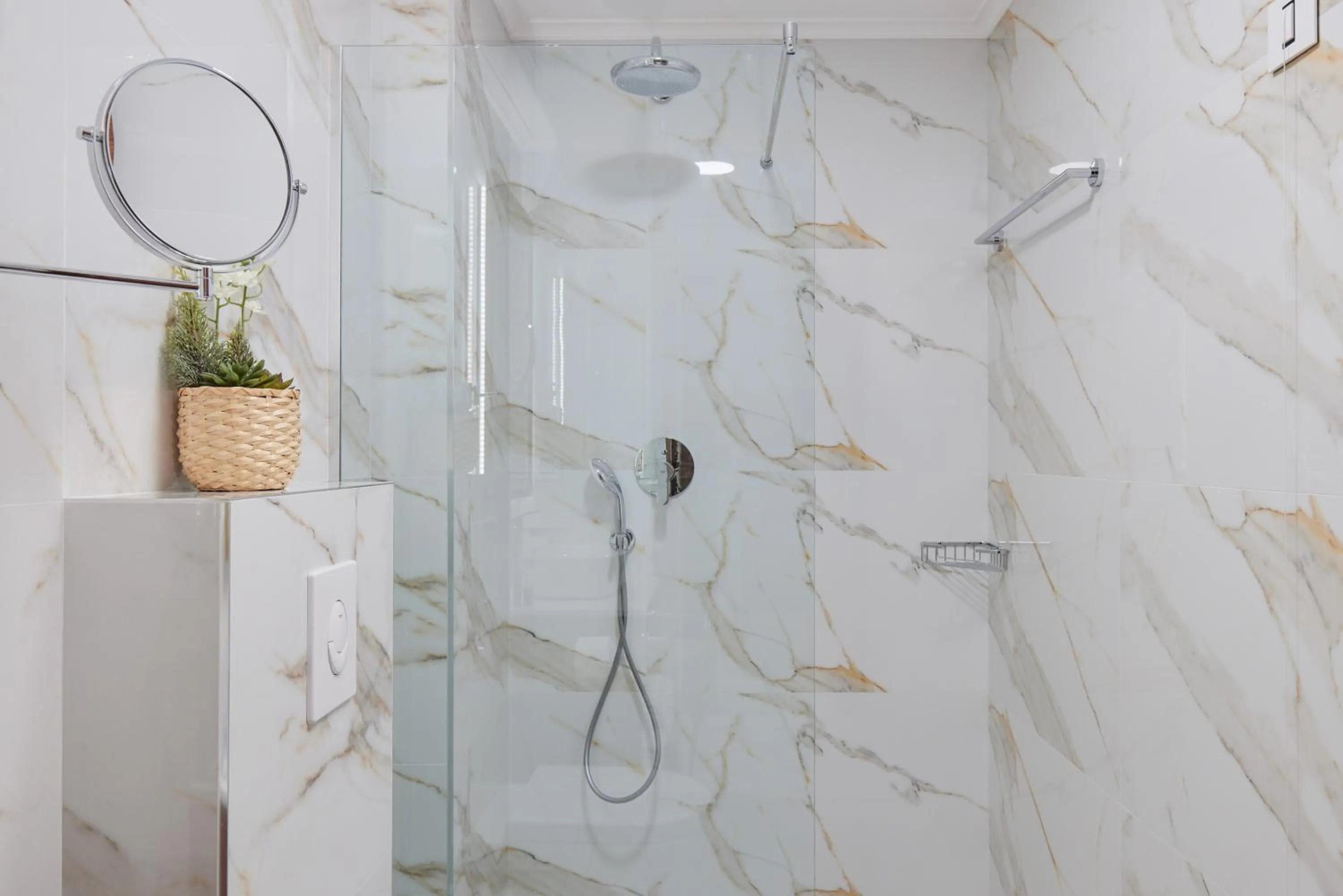 Shower in Hotel Diplomat by Aycon