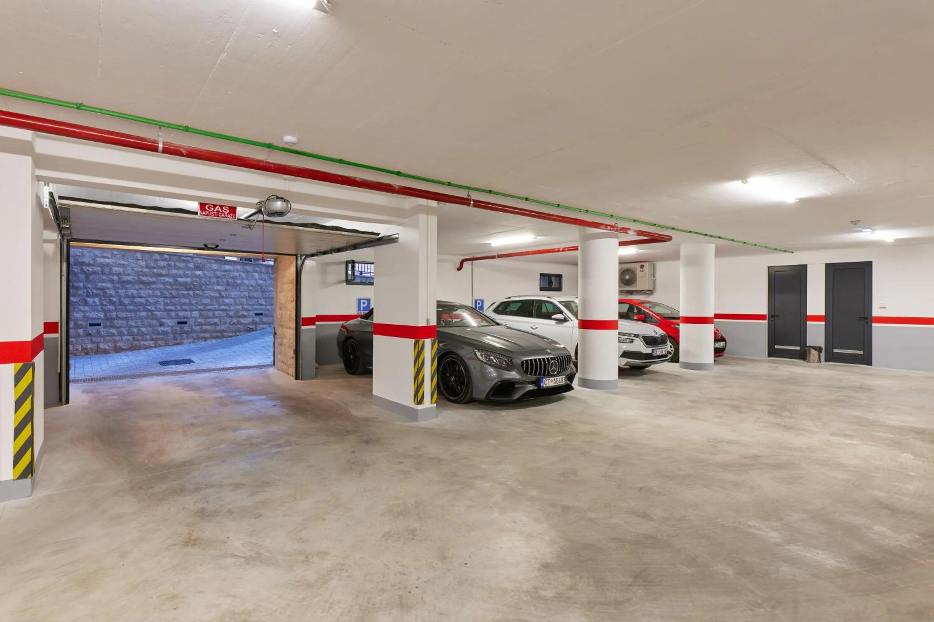 Parking in Hotel Diplomat by Aycon