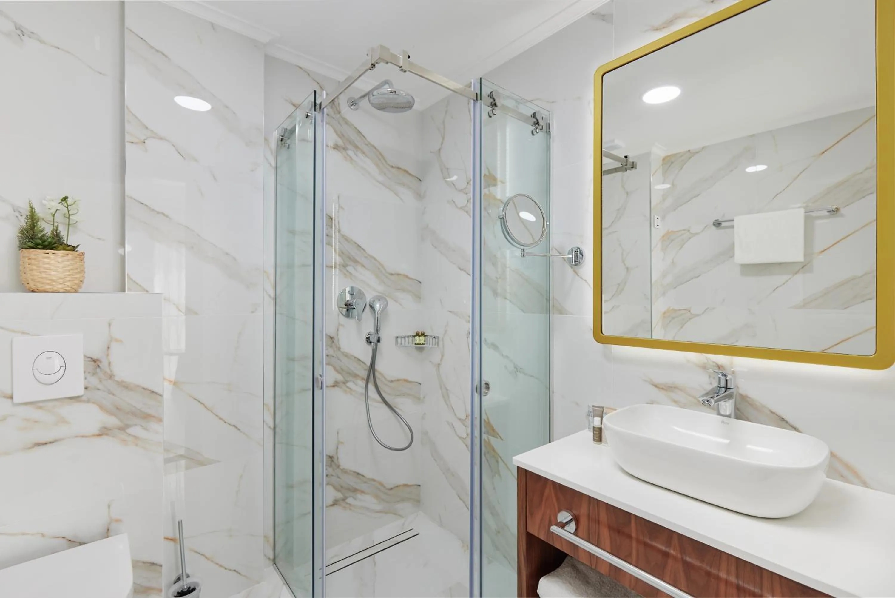 Shower in Hotel Diplomat by Aycon