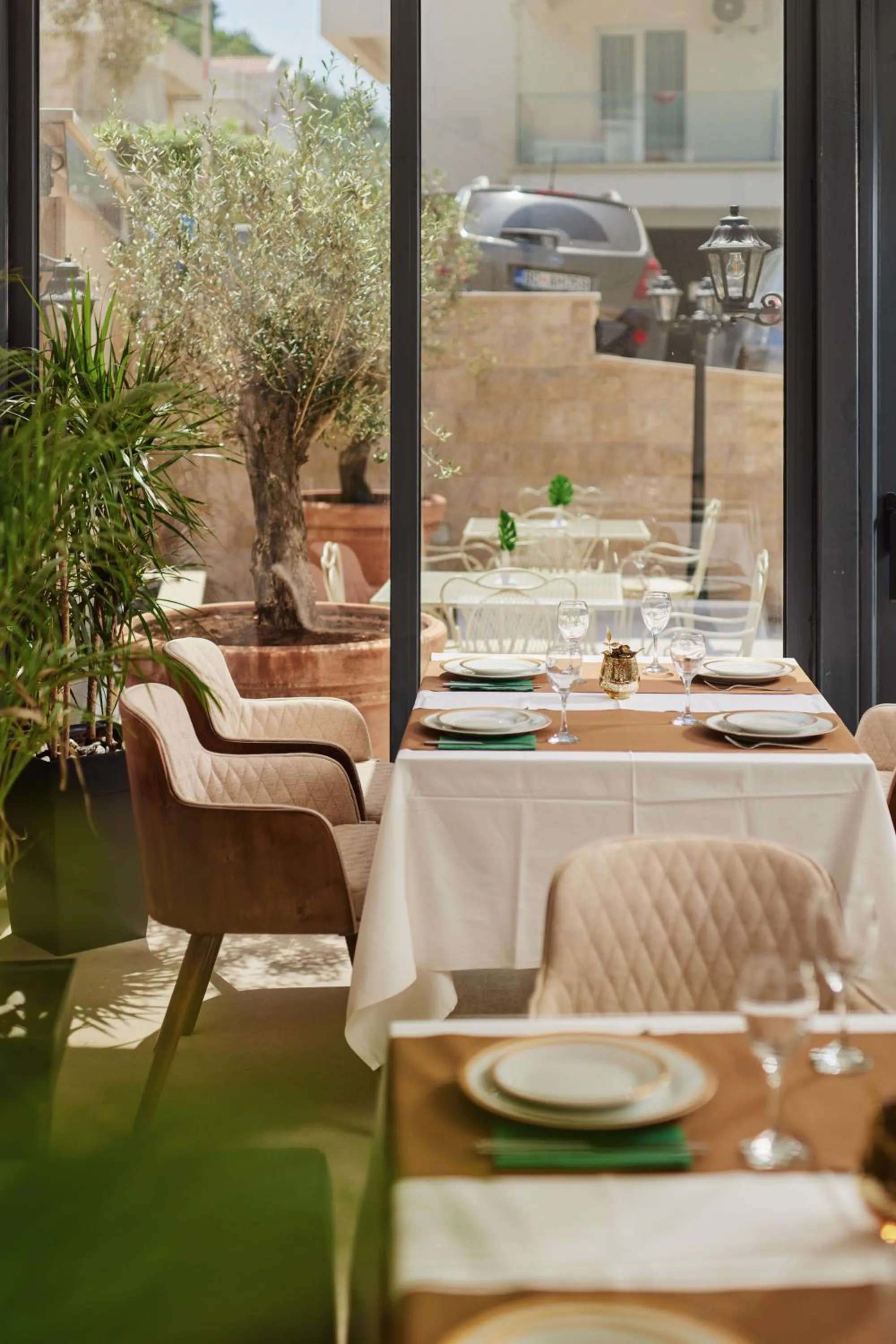 Restaurant/places to eat in Hotel Diplomat by Aycon