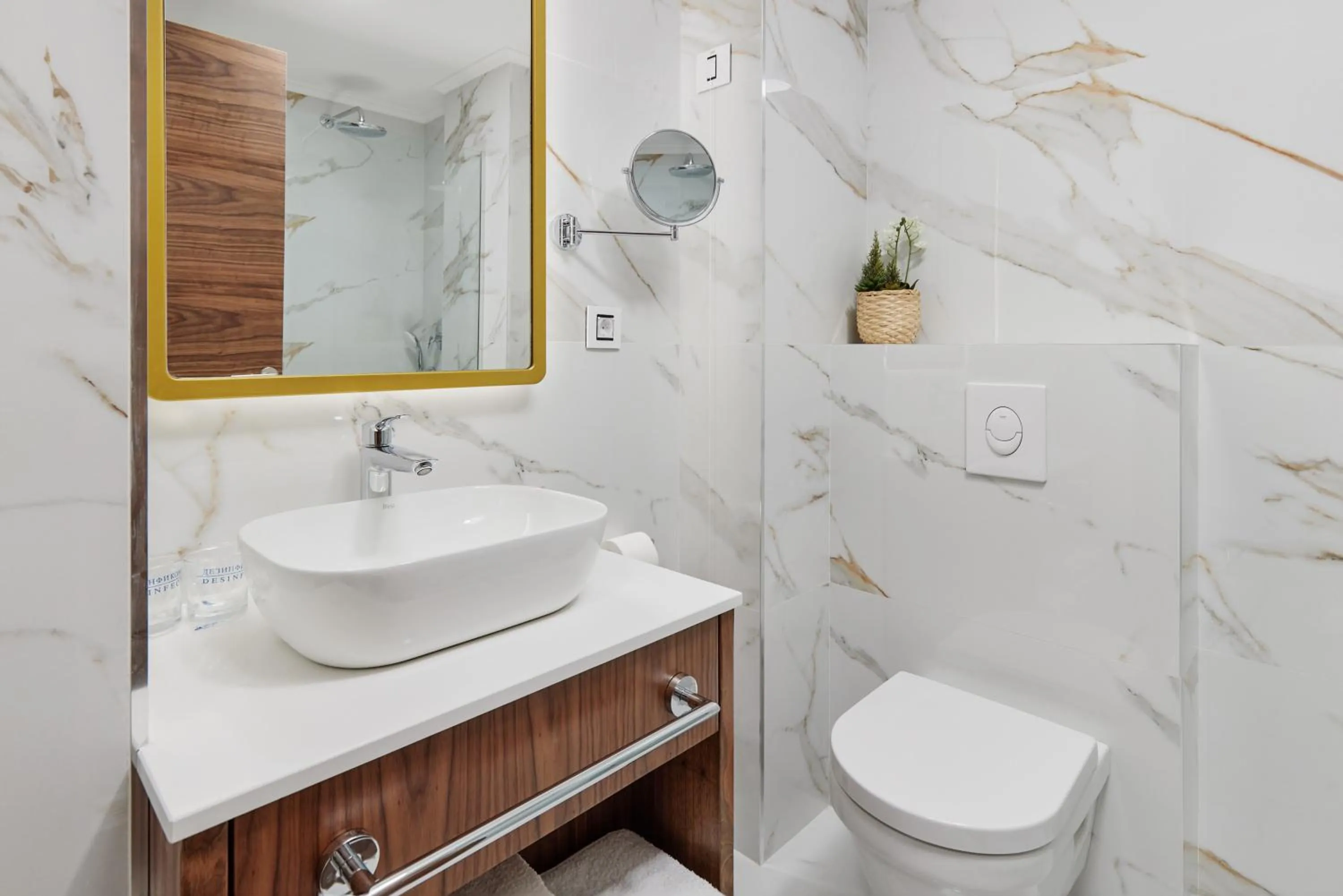 Shower in Hotel Diplomat by Aycon