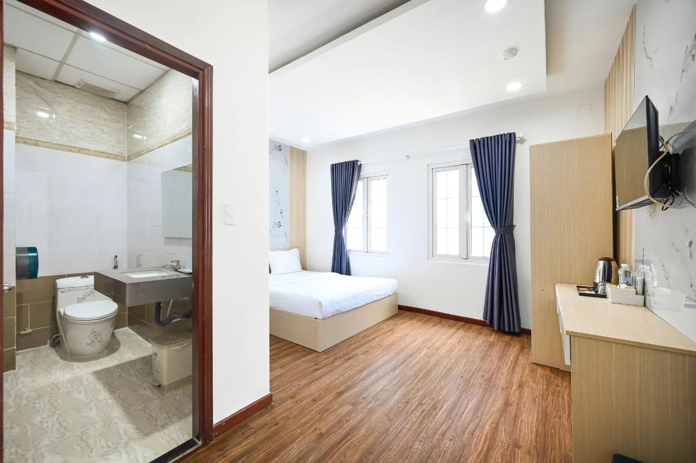 Toilet, Bed in Sunrise Airport Hotel