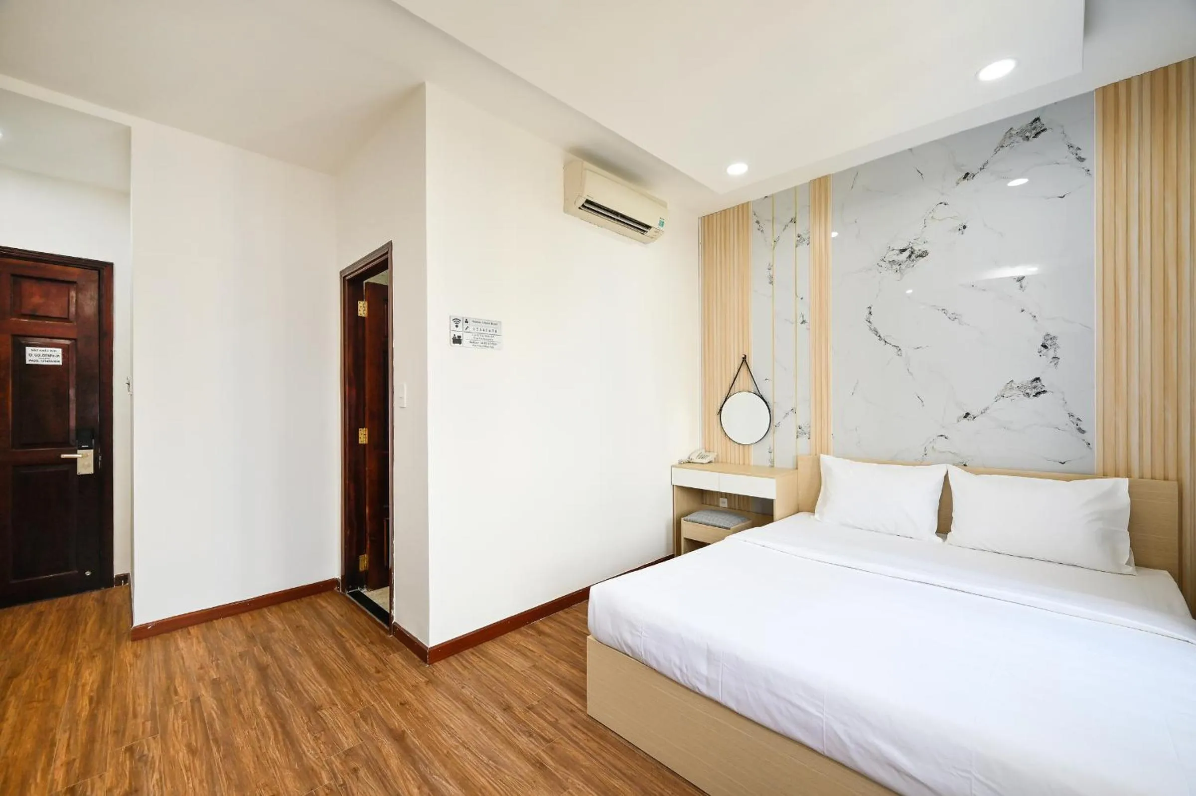 Photo of the whole room, Bed in Sunrise Airport Hotel