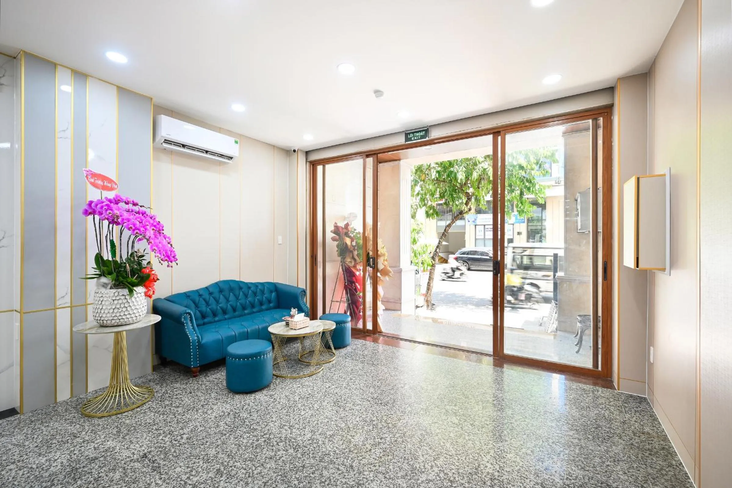 Seating area in Sunrise Airport Hotel