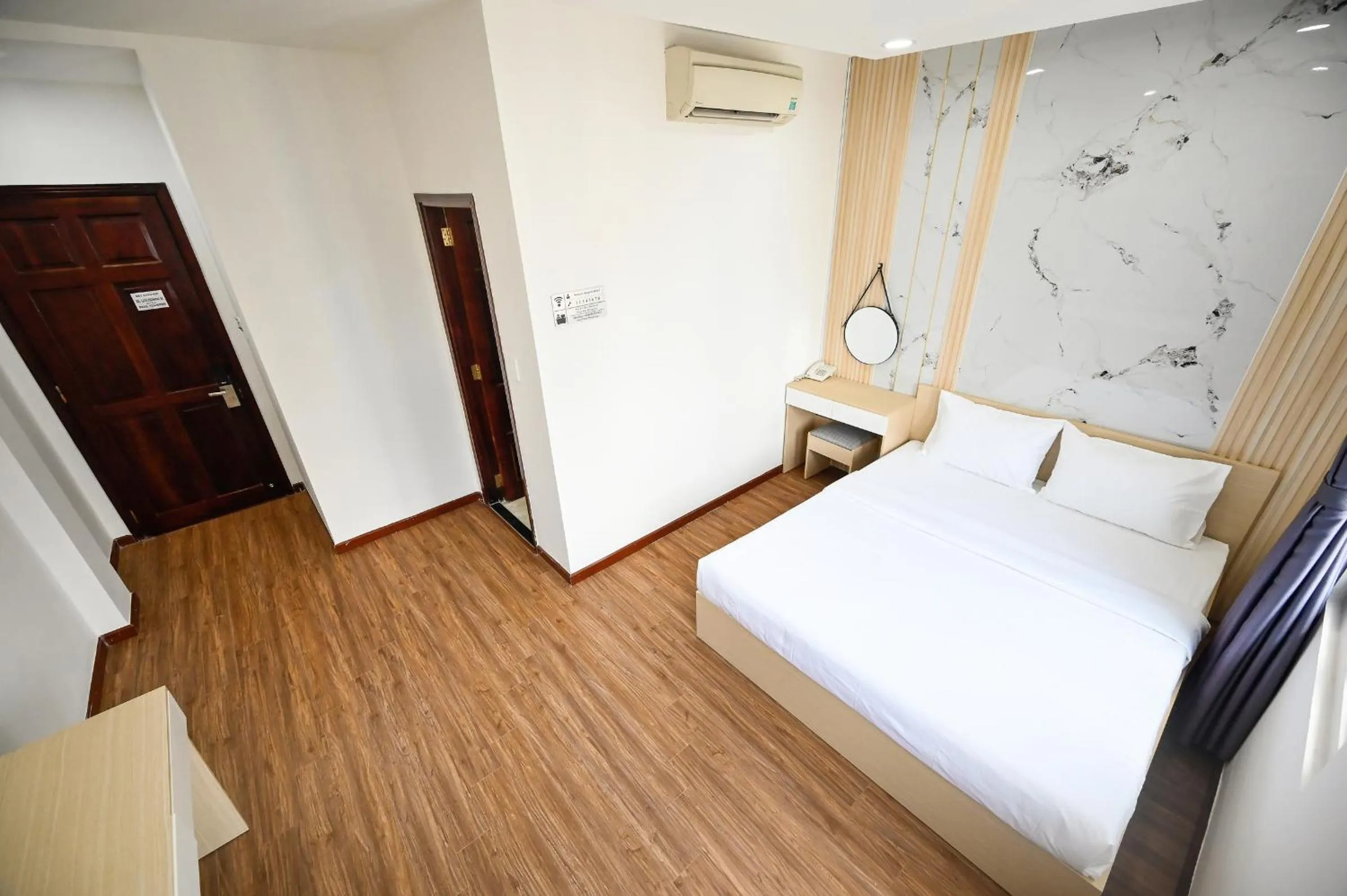 Photo of the whole room, Bed in Sunrise Airport Hotel