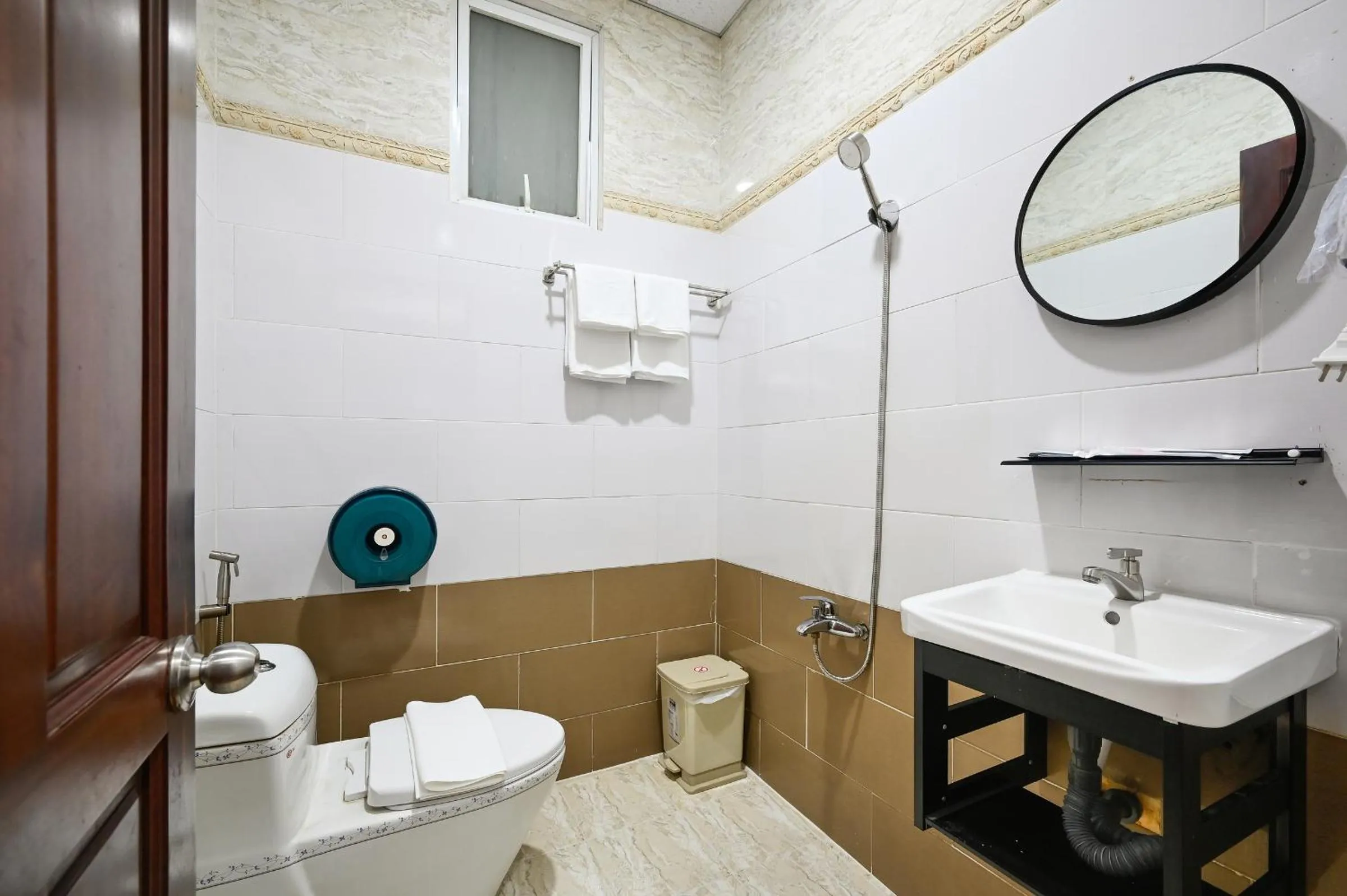 Shower in Sunrise Airport Hotel