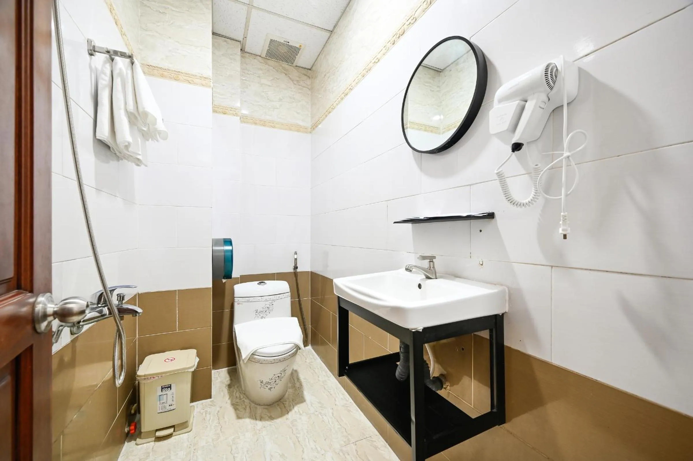 Shower in Sunrise Airport Hotel