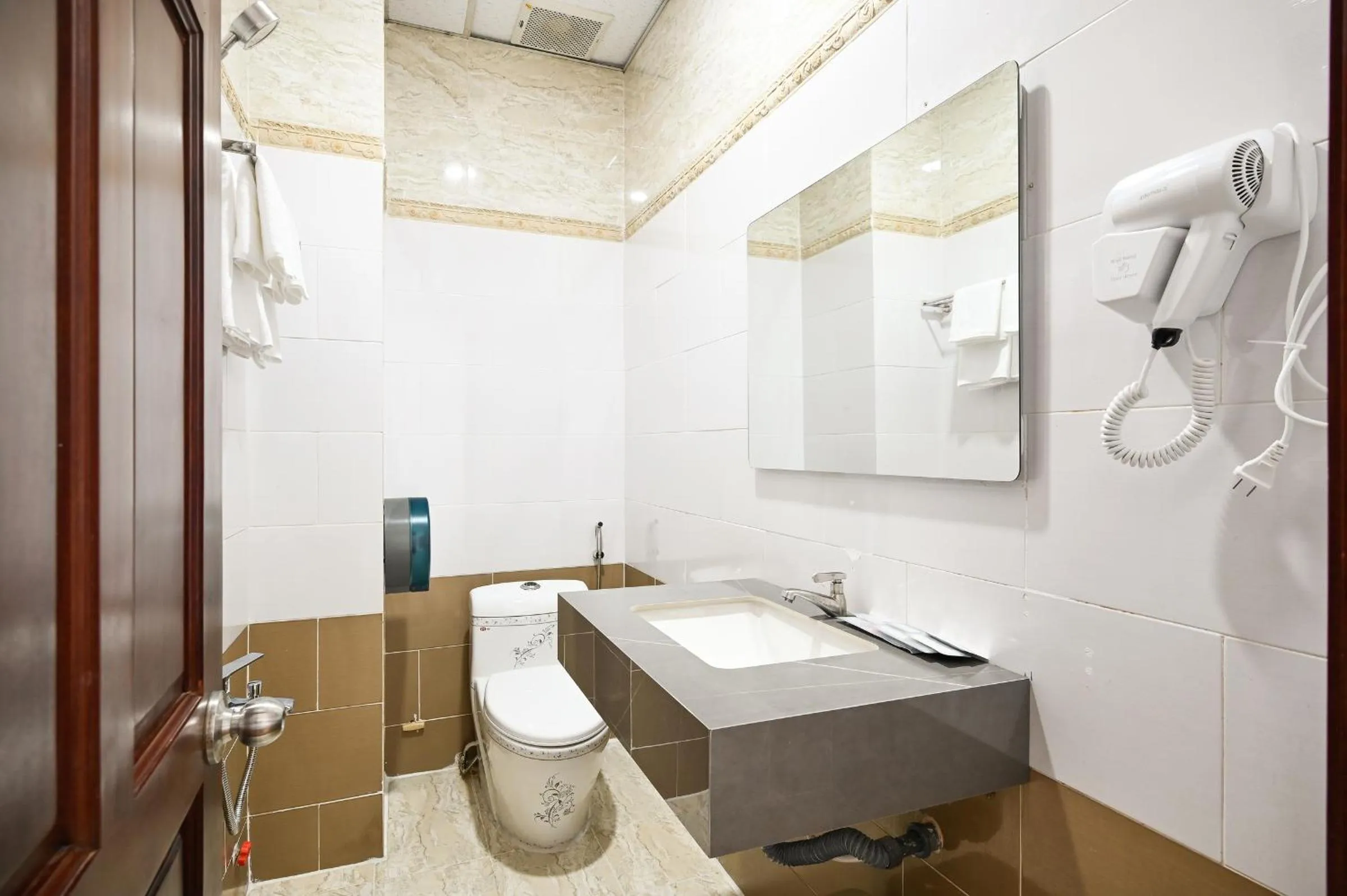 Shower in Sunrise Airport Hotel