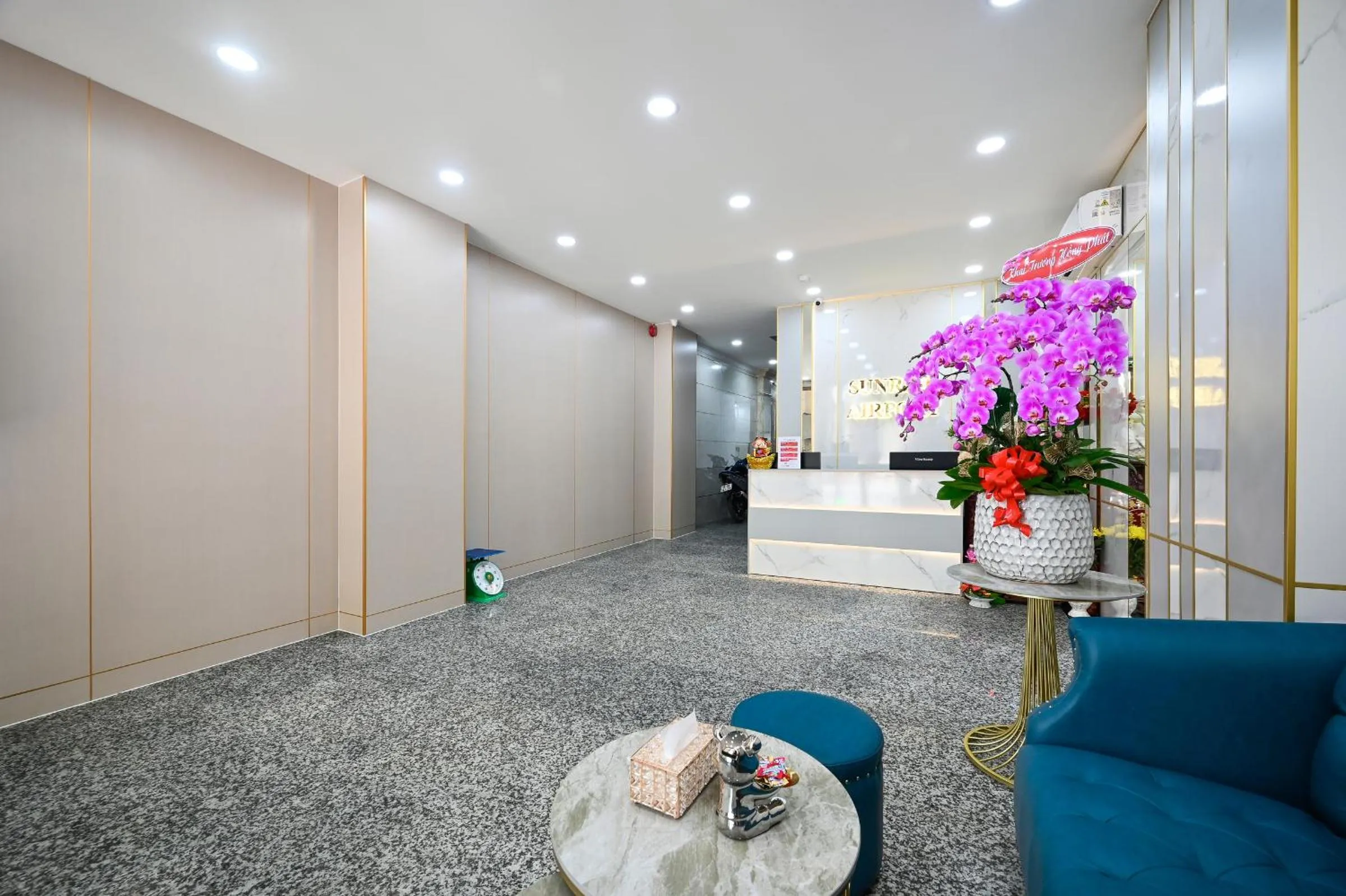 Seating area in Sunrise Airport Hotel