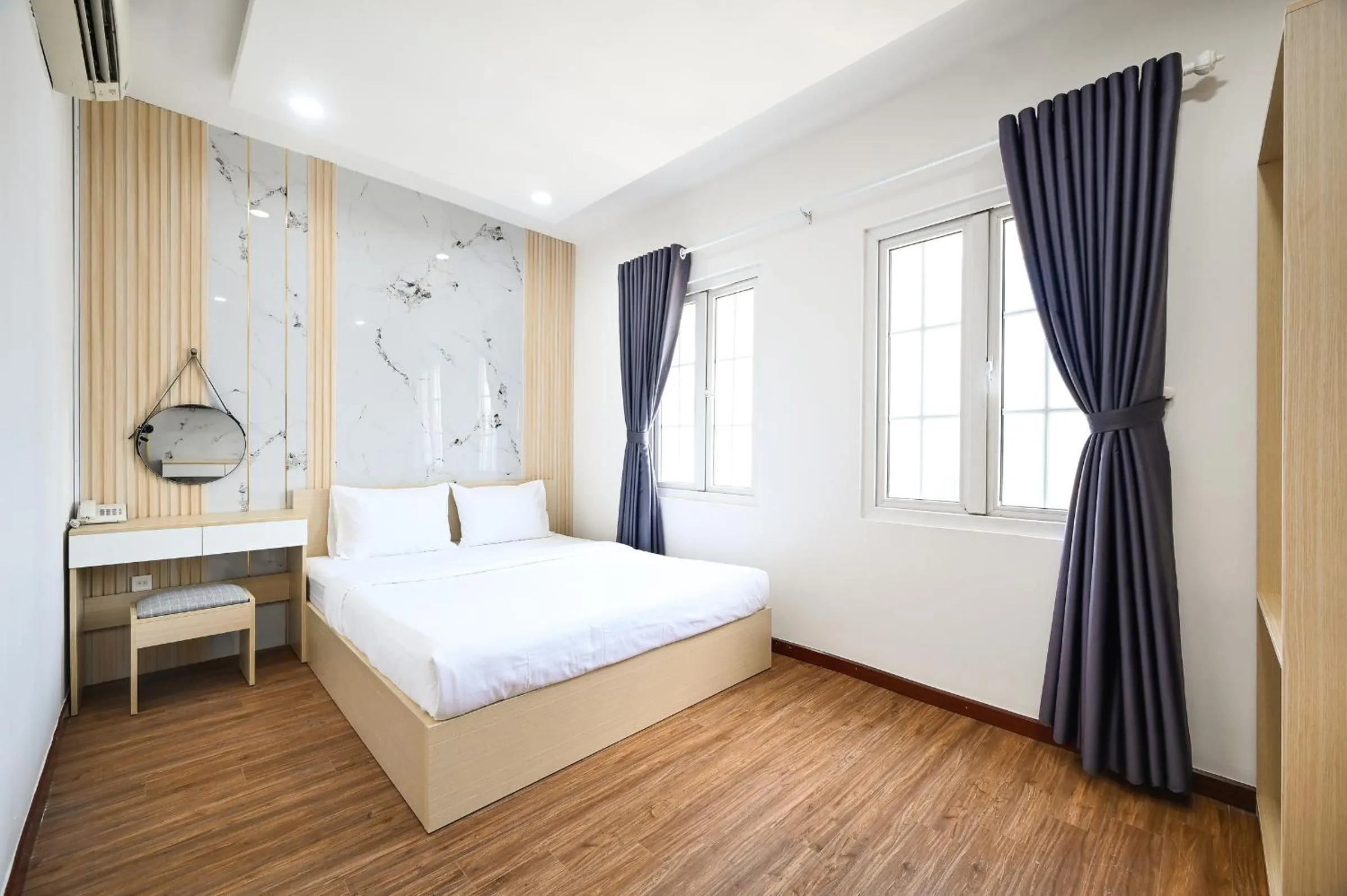 Photo of the whole room, Bed in Sunrise Airport Hotel