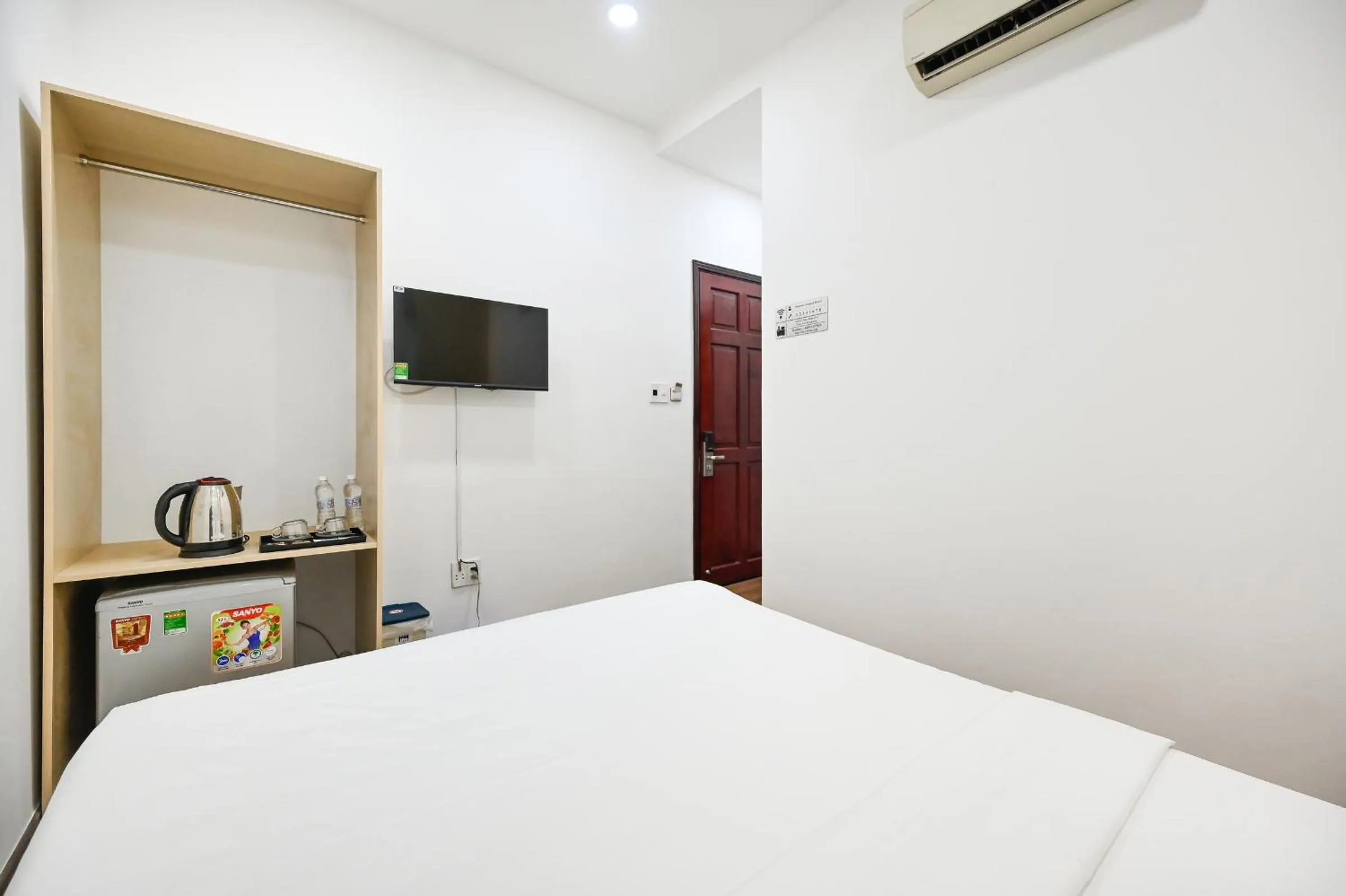 Photo of the whole room, Bed in Sunrise Airport Hotel