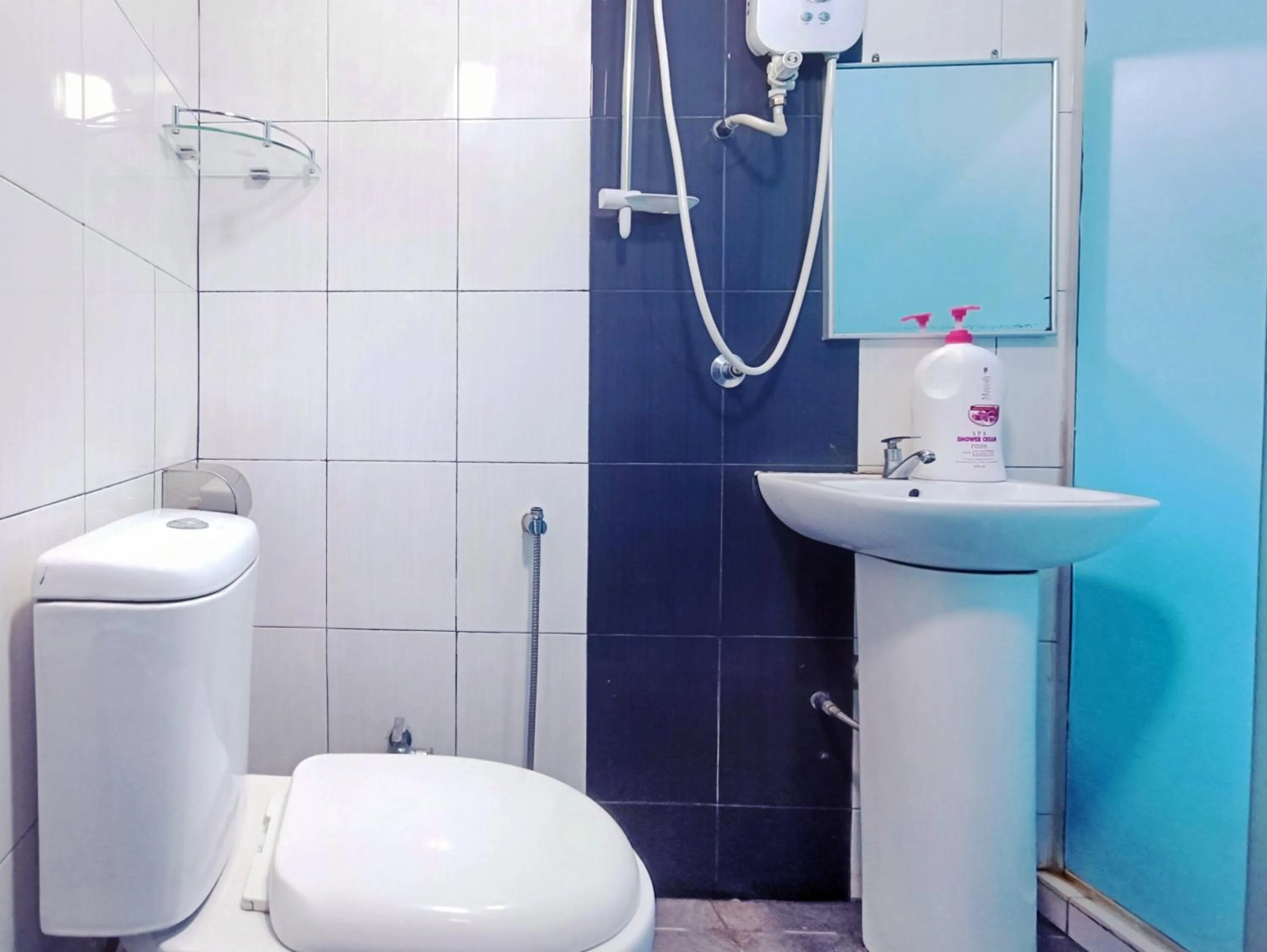 Shower in Pen'U Cottages by RVH