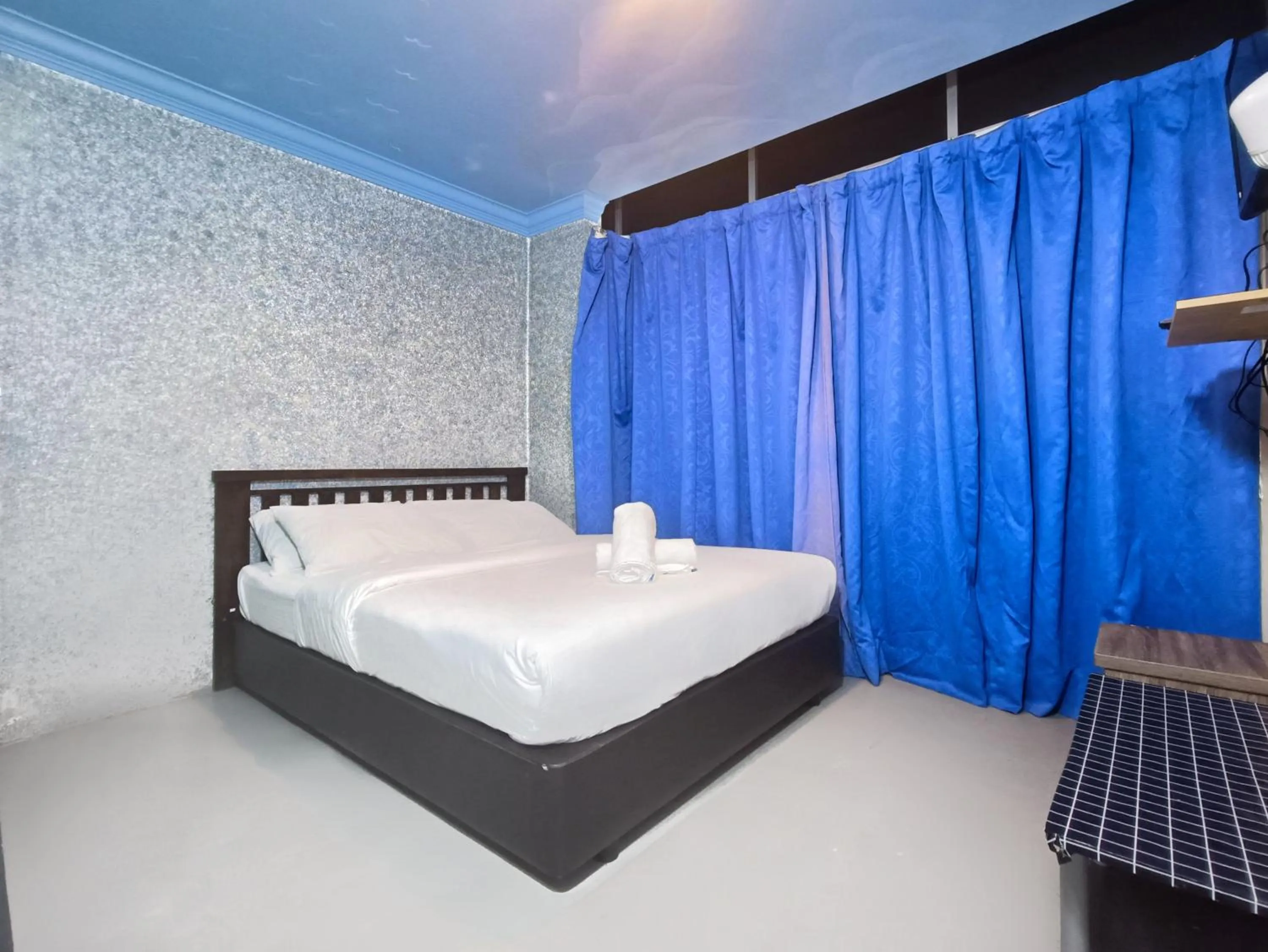 Photo of the whole room, Bed in Pen'U Cottages by RVH