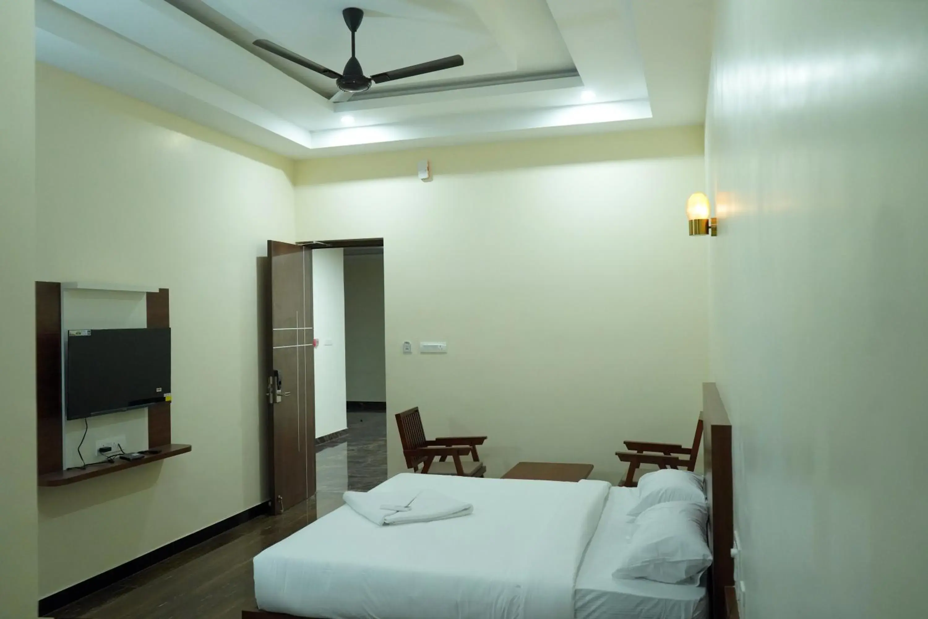 Deluxe Double Room in HOTEL NIVETHA INN Deluxe Double Room in HOTEL NIVETHA INN