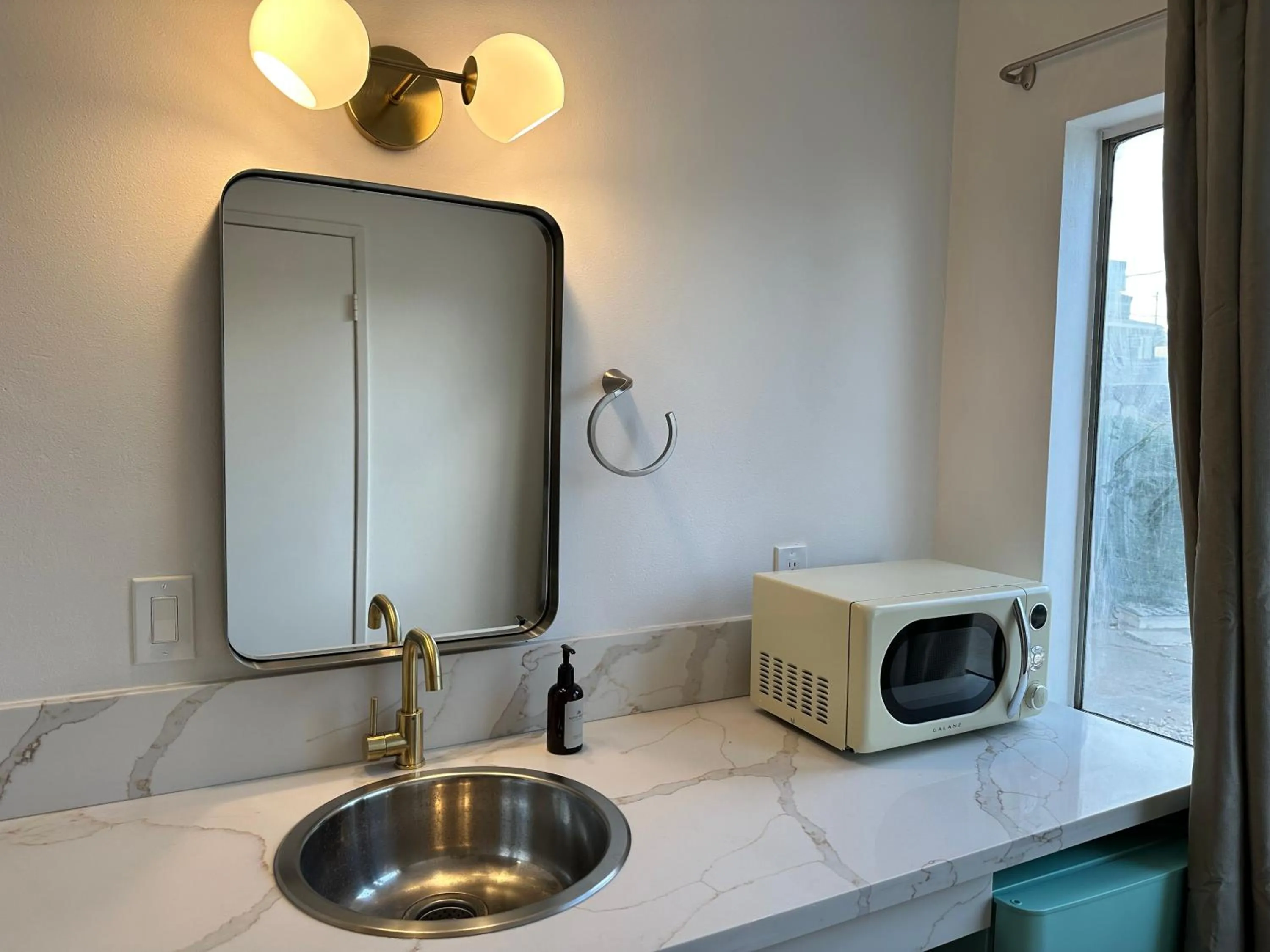 Kitchen or kitchenette in Sierra Motor Lodge - A Sierra Blue Hotel