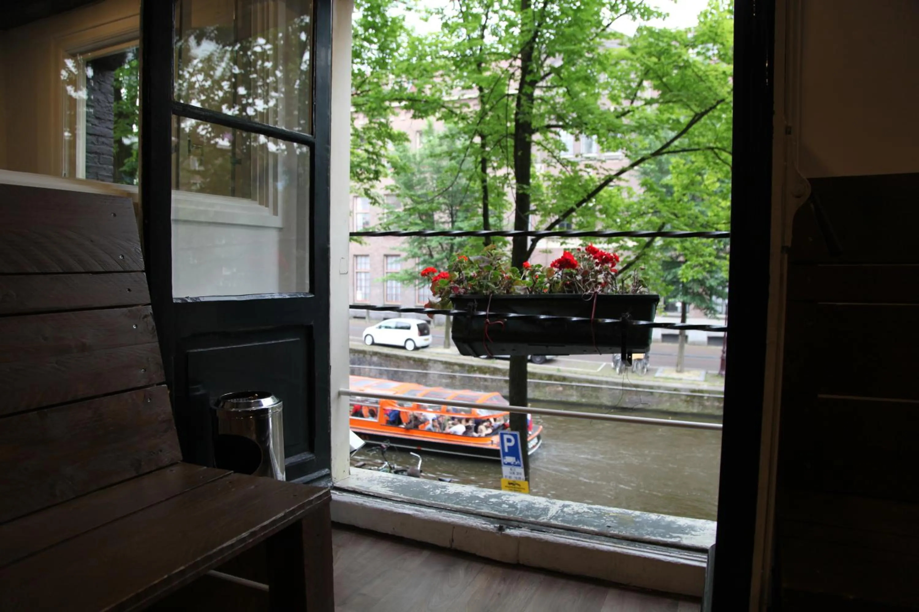 Communal lounge/ TV room in International Budget Hostel City Center