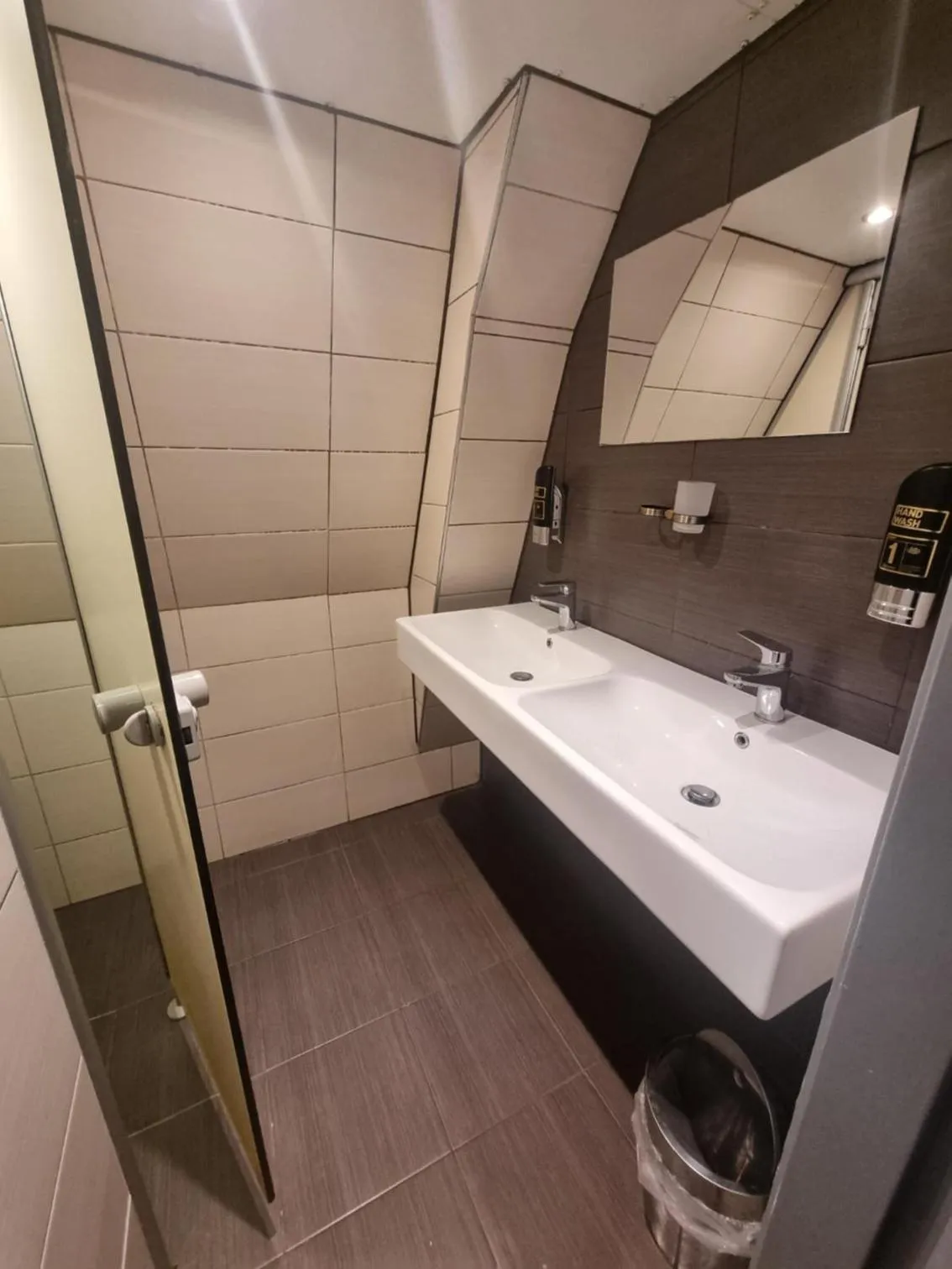 Shower in Amsterdam Downtown Hotel Canal View