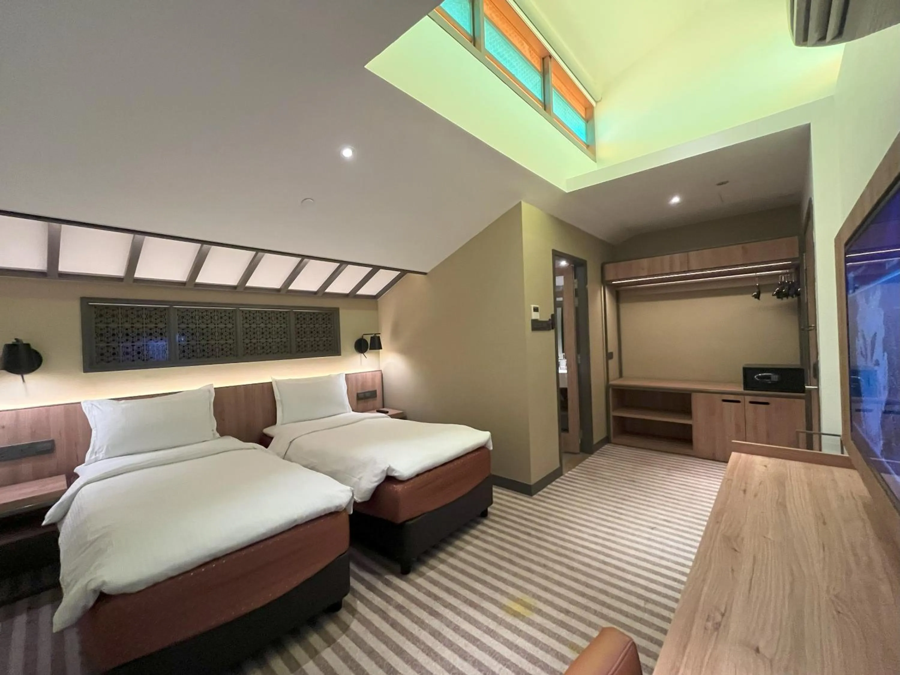 Bedroom, Bed in Dash Living Rochor