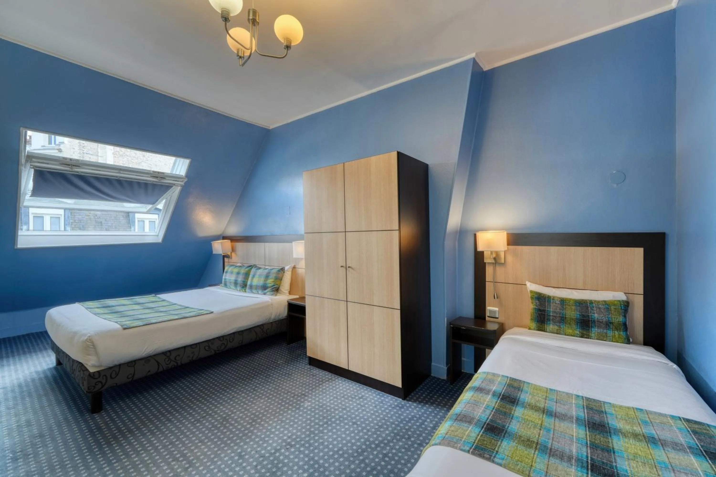 Bed in Hotel Phenix Paris