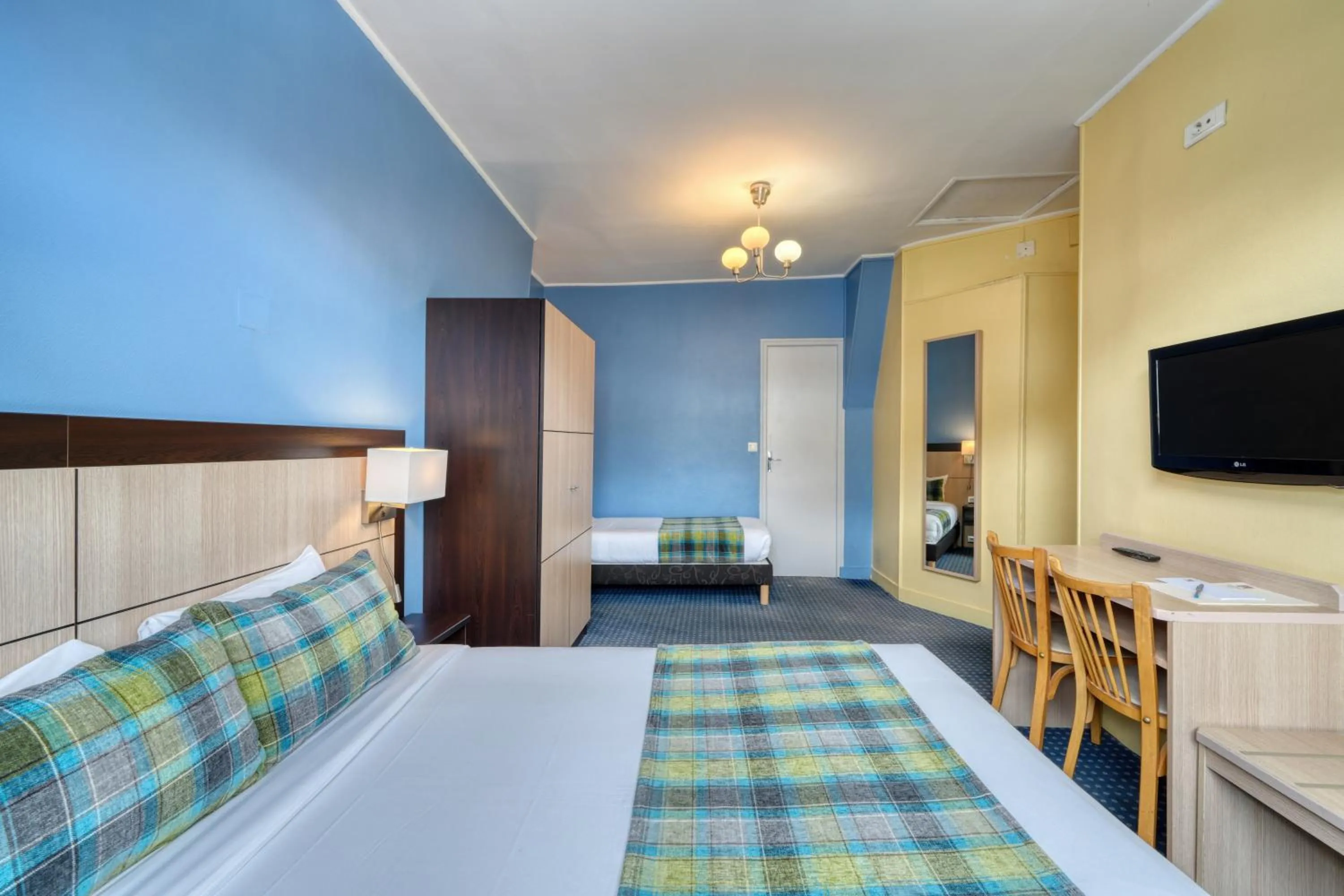 Bed in Hotel Phenix Paris