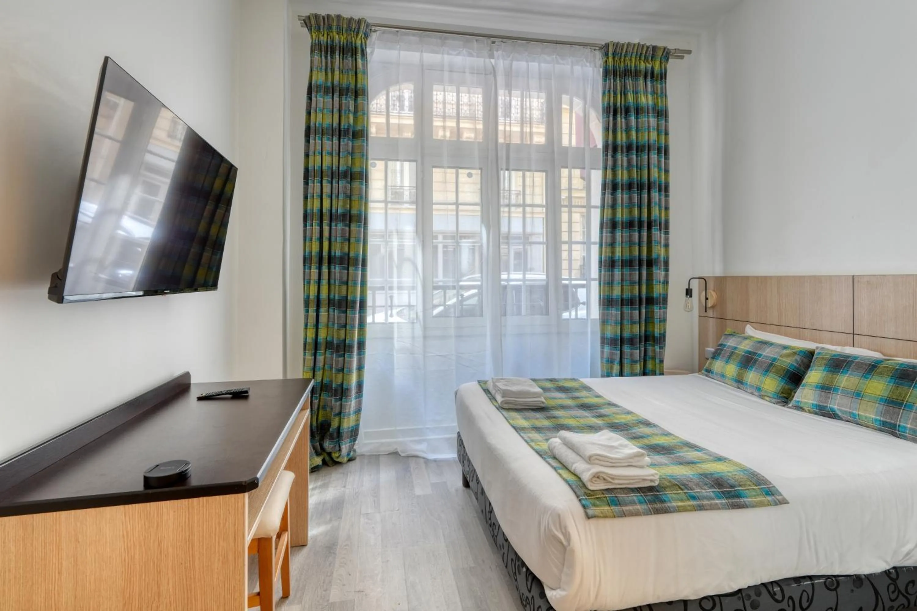 Bedroom, Bed in Hotel Phenix Paris