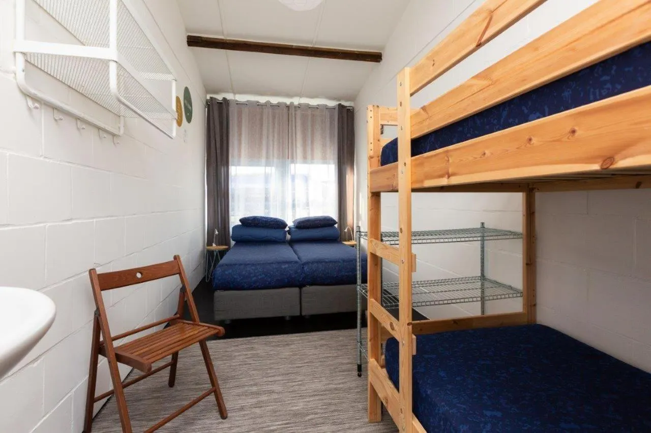 Bed in Het Toppunt groot vakantiehuis aan het water