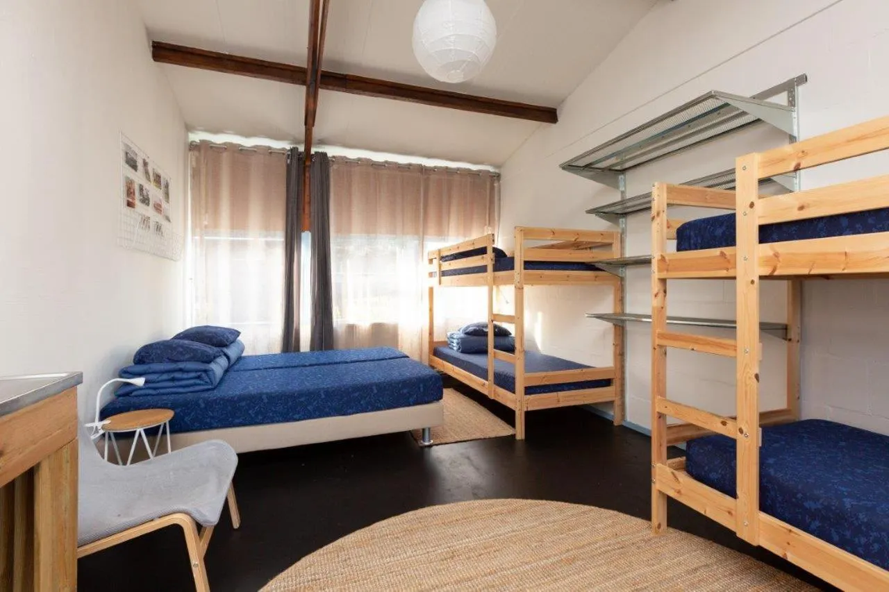 Bed in Het Toppunt groot vakantiehuis aan het water