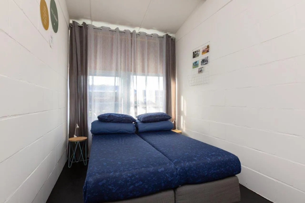 Bed in Het Toppunt groot vakantiehuis aan het water