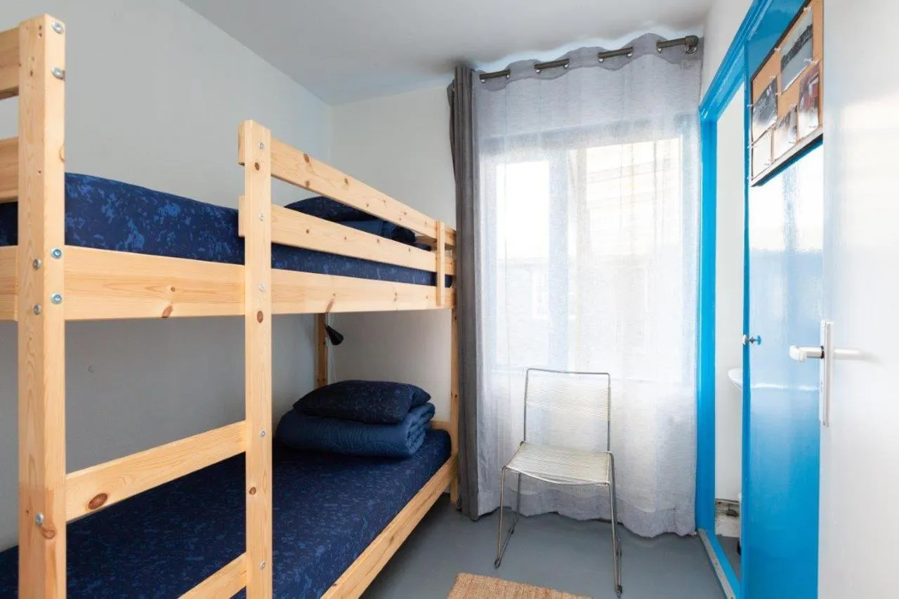 Bed in Het Toppunt groot vakantiehuis aan het water