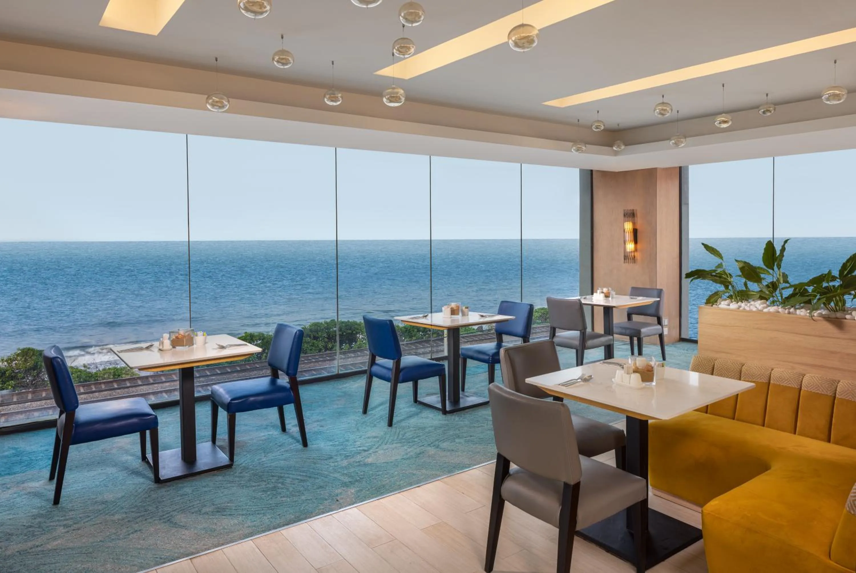 Restaurant/places to eat in Radisson Hotel Colombo