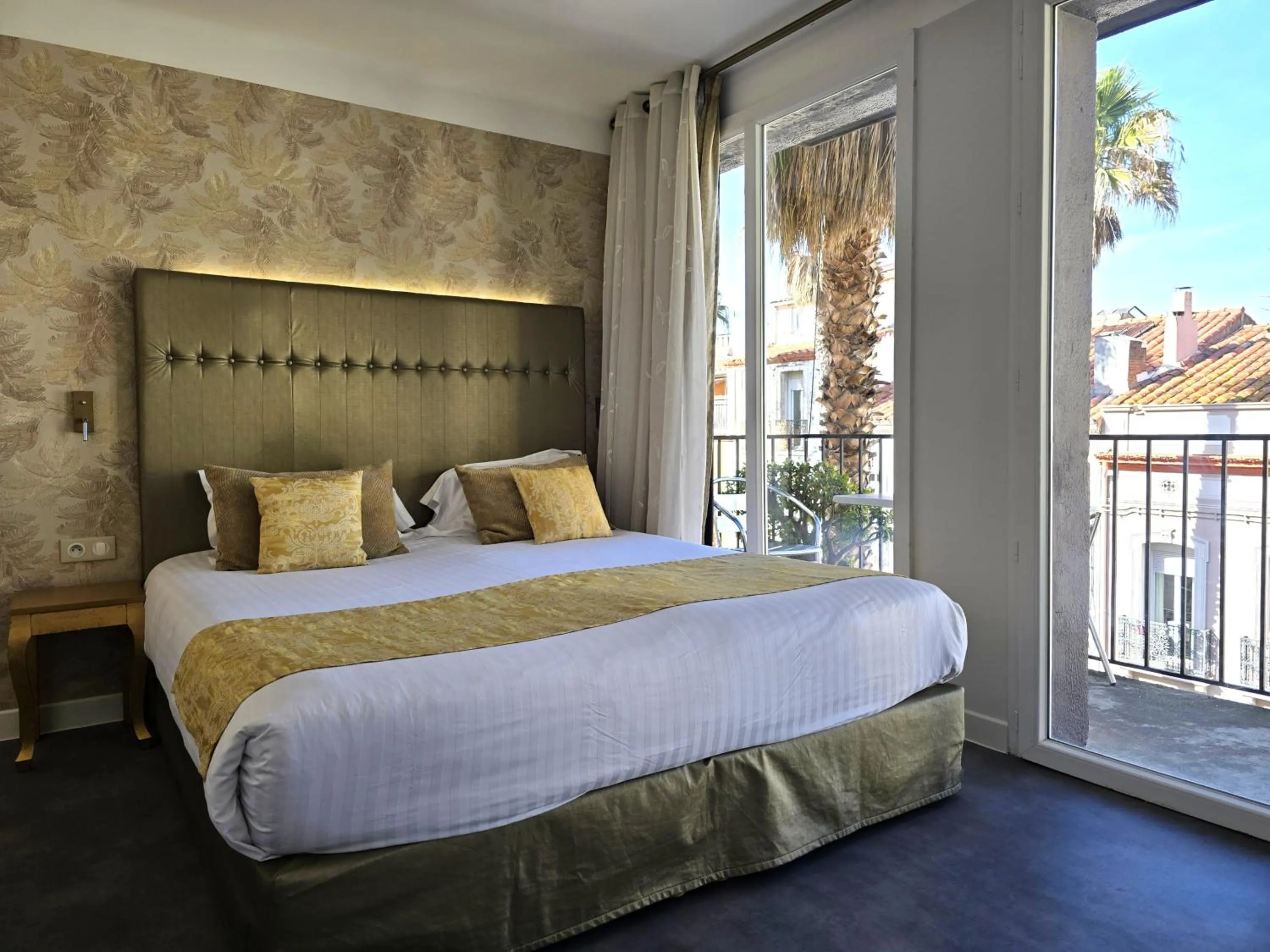 Balcony/Terrace, Bed in Nyx Hôtel Indépendant Perpignan Centre Gare