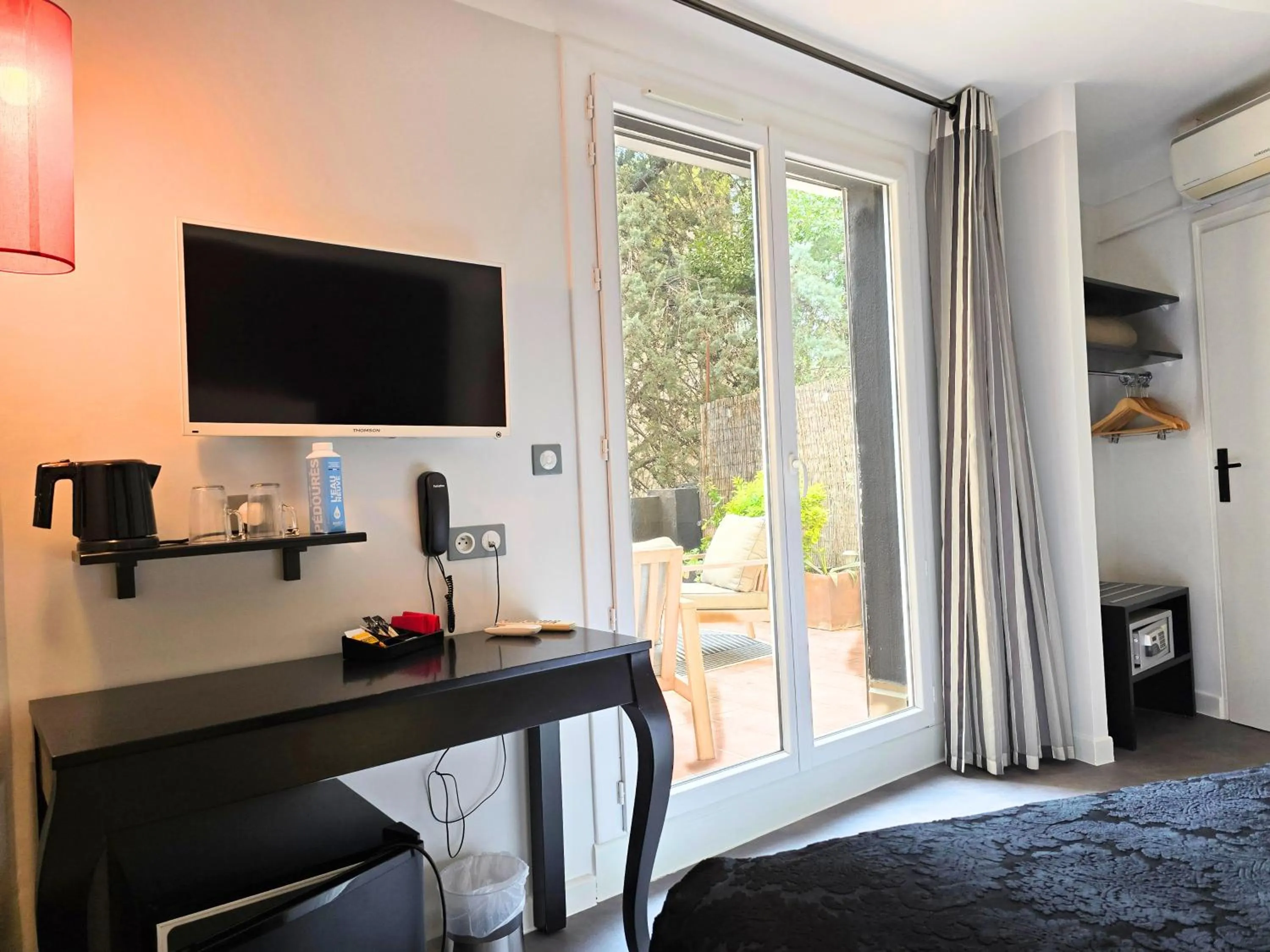 Coffee/tea facilities, Bed in Nyx Hôtel Indépendant Perpignan Centre Gare