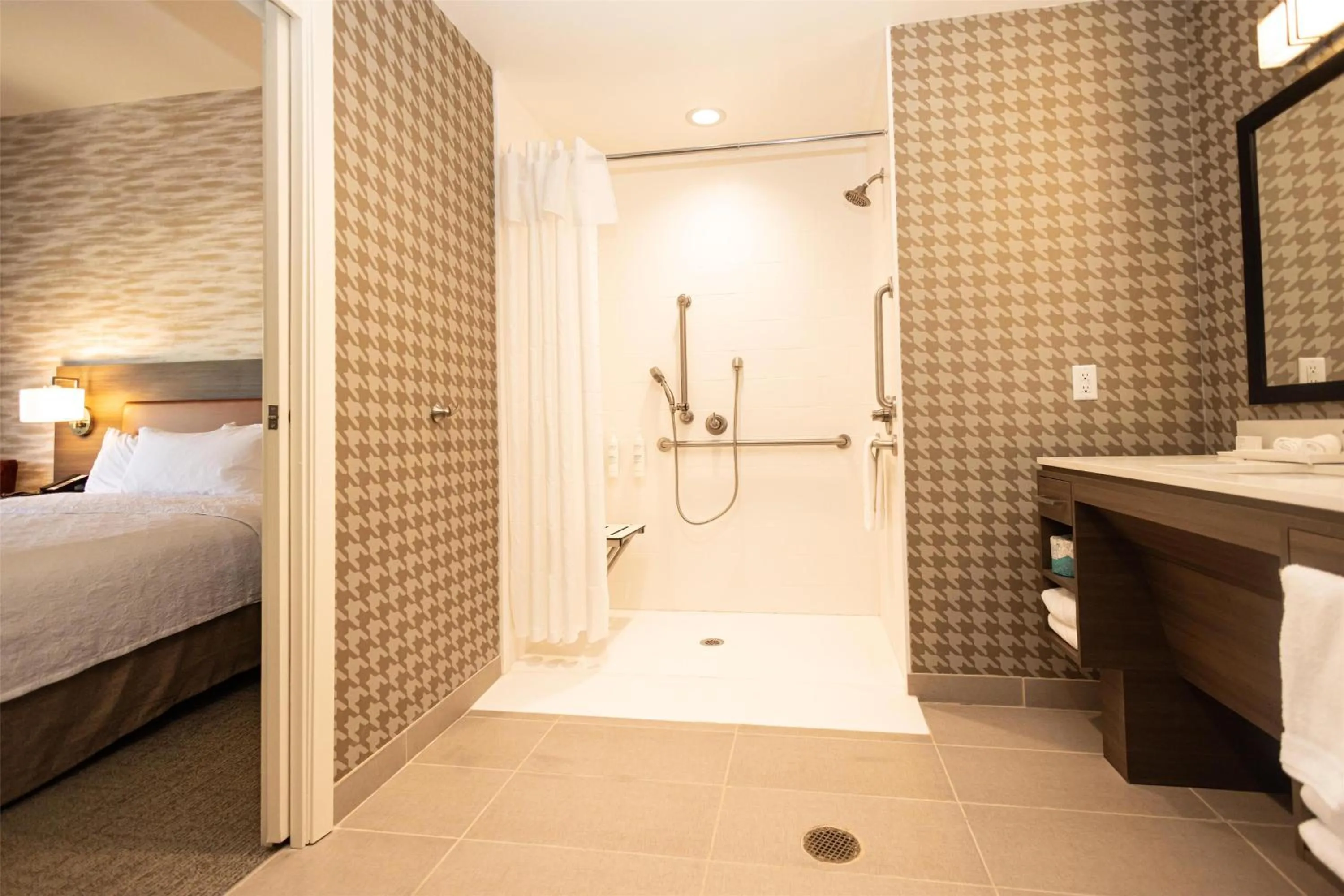 Bathroom, Bed in Home2 Suites By Hilton Hammond, La