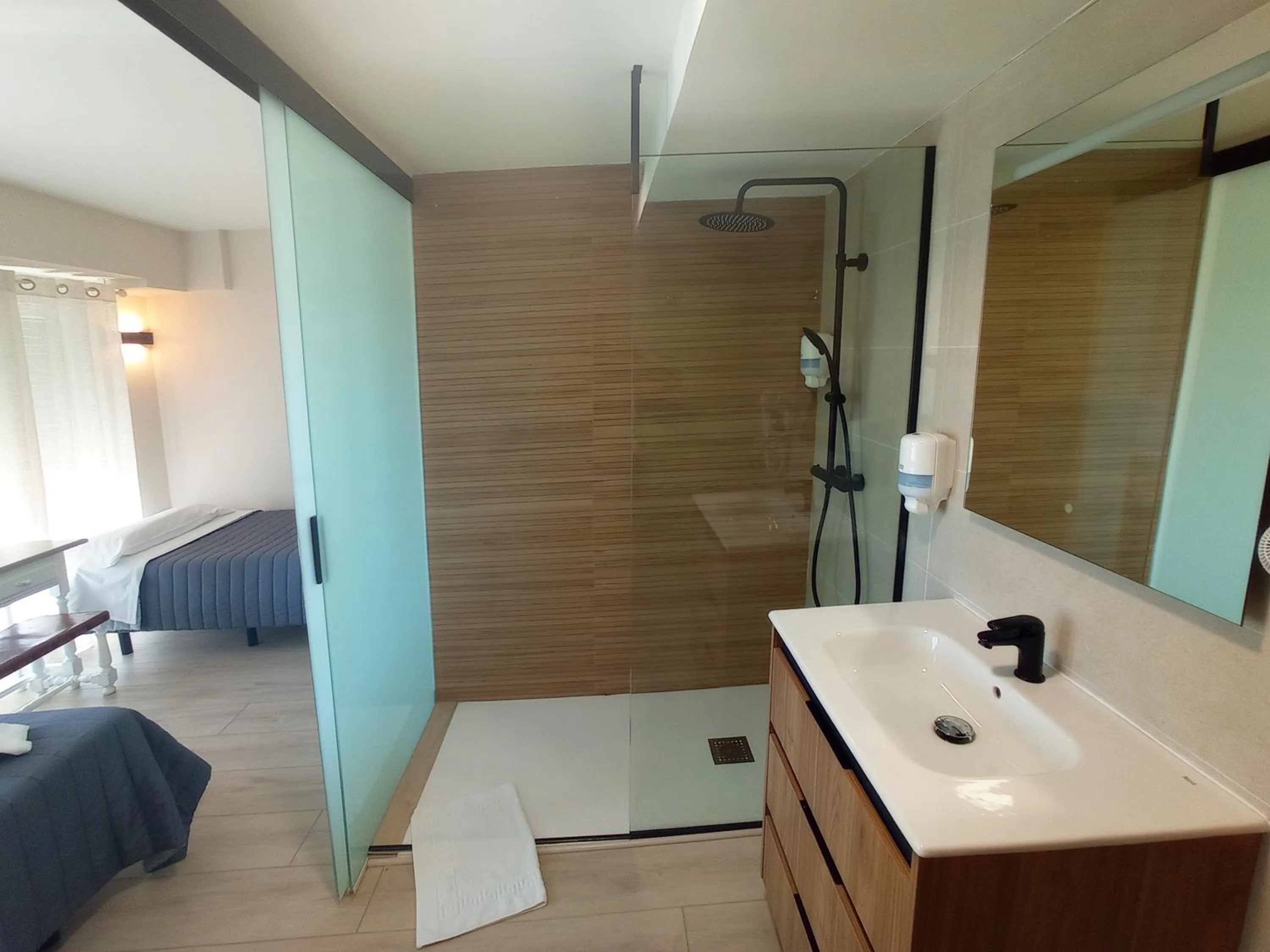 Shower, Bed in Bahia Rooms Cantabria 3000