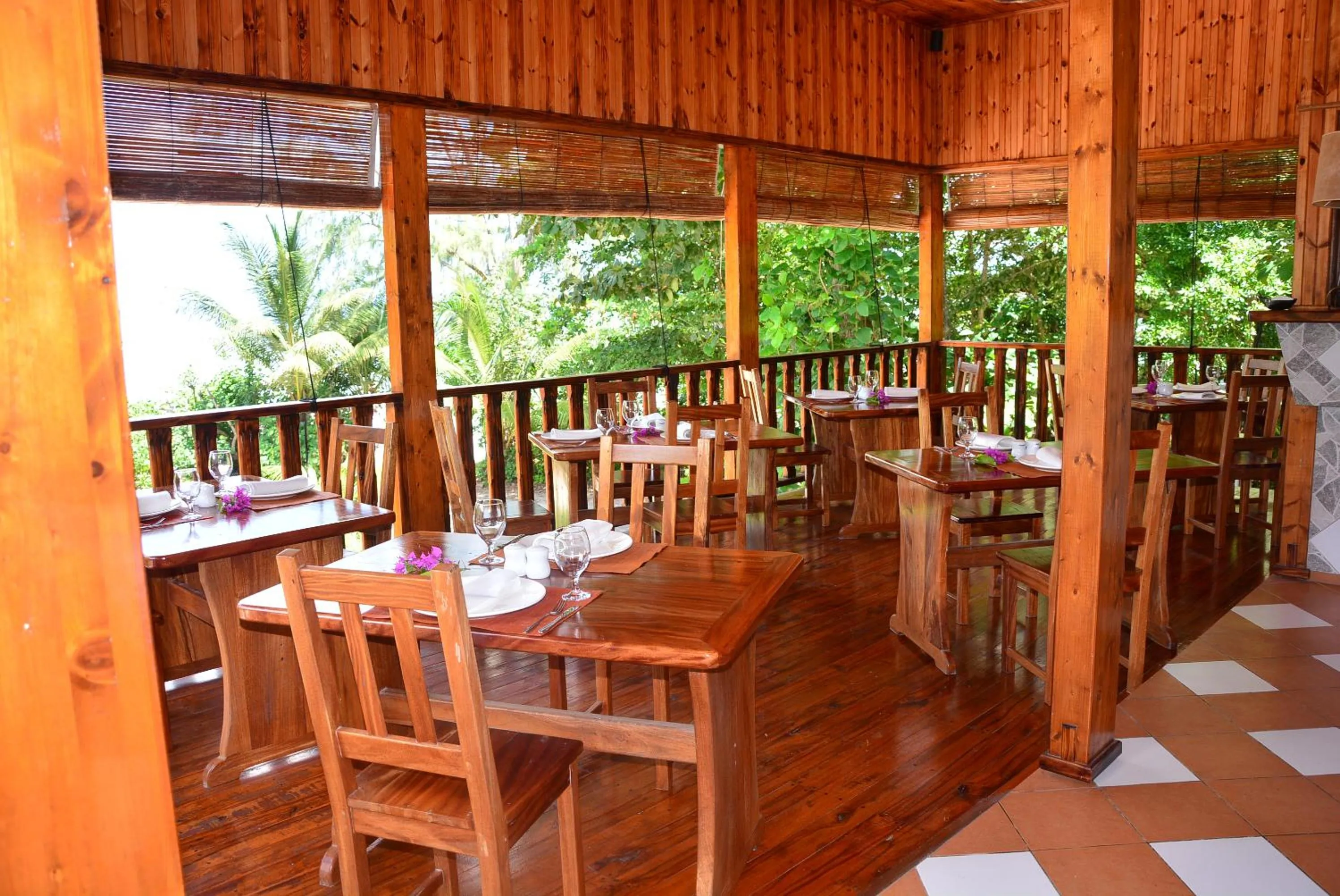 Restaurant/places to eat in Villa Anse La Blague