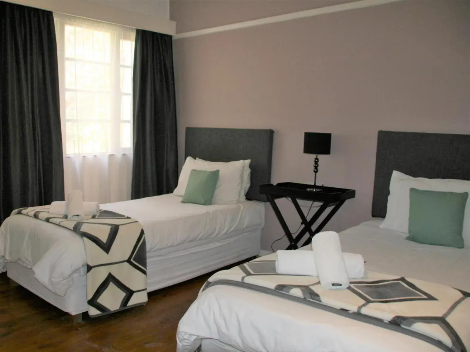 Traditional Twin Room in Somerset Guest Lodge - Western Cape Traditional Twin Room in Somerset Guest Lodge - Western Cape
