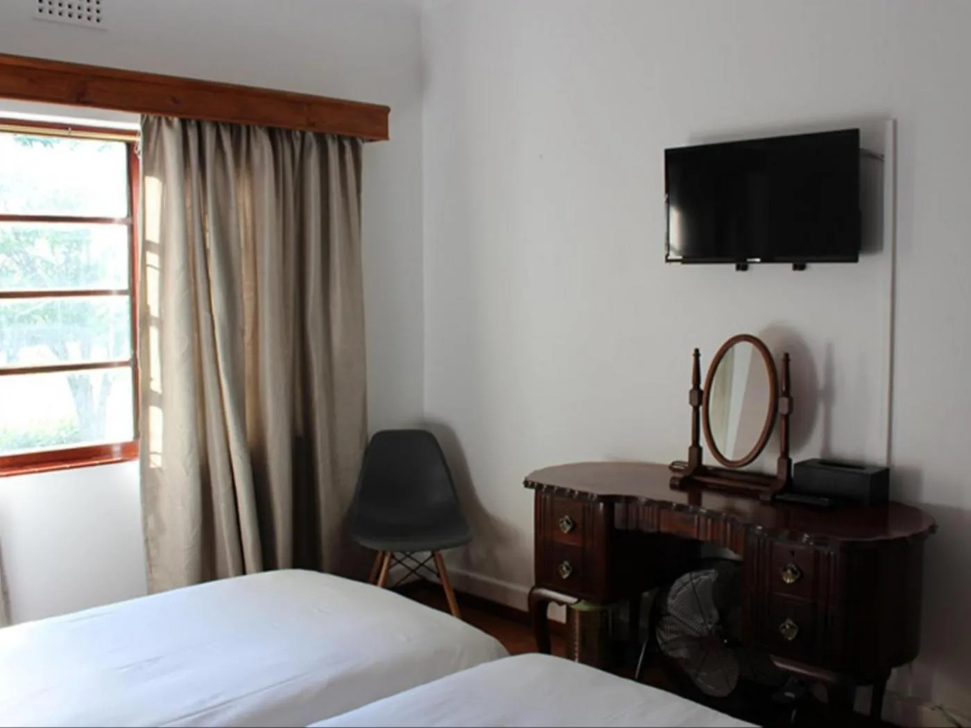 TV and multimedia, Bed in Somerset Guest Lodge - Western Cape