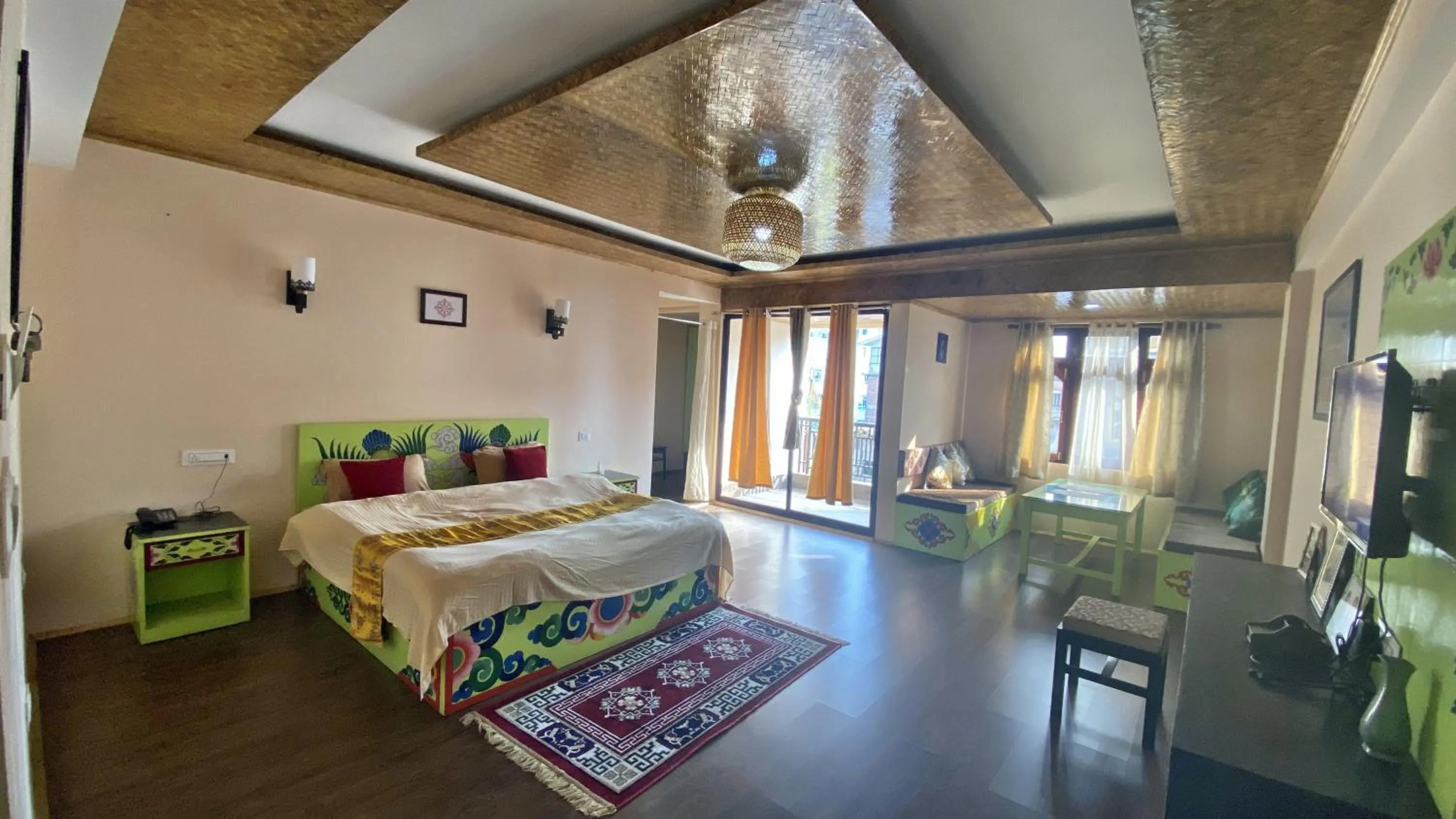 Photo of the whole room, Bed in Lingmoo Residency