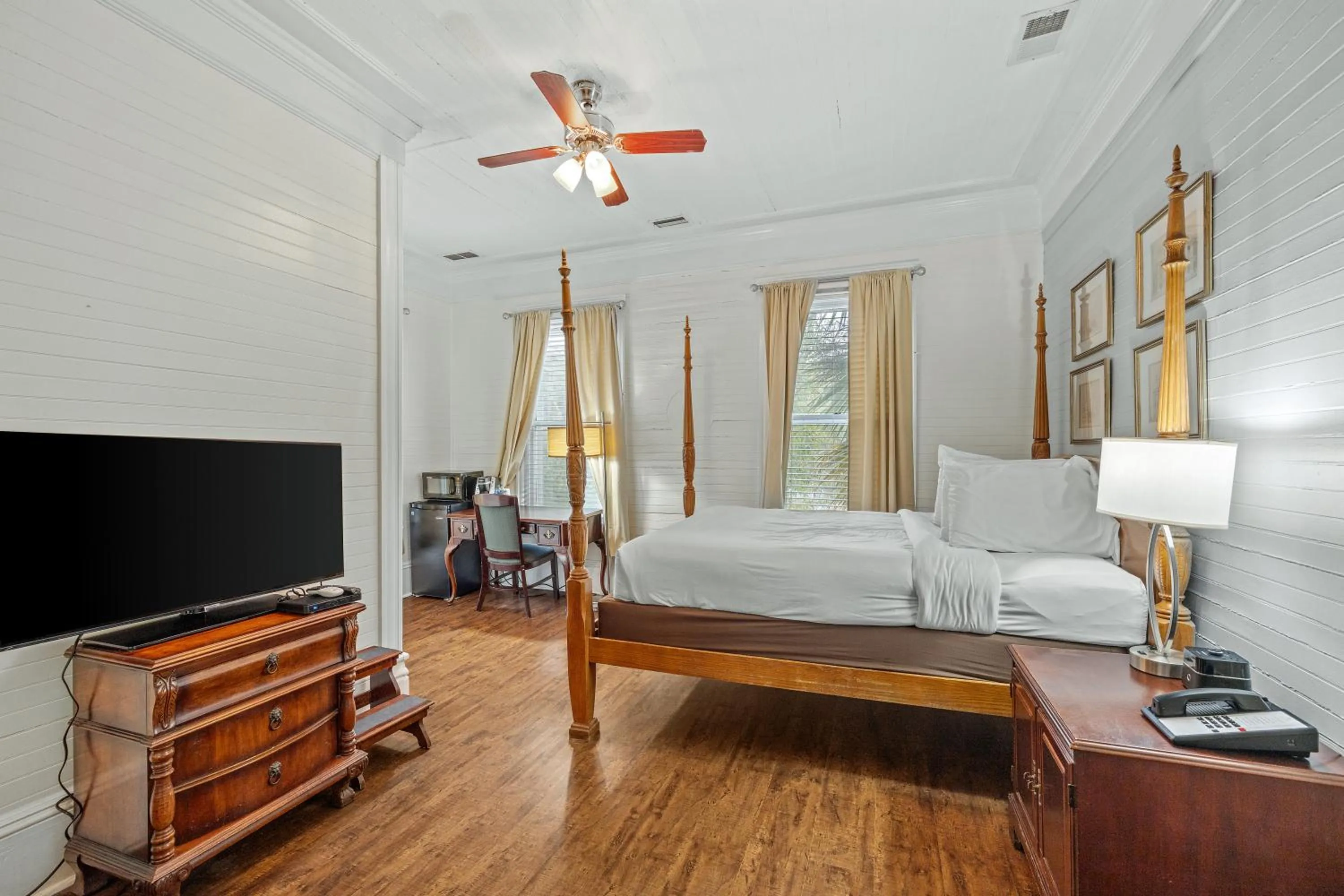 Bed in Coombs Inn & Suites