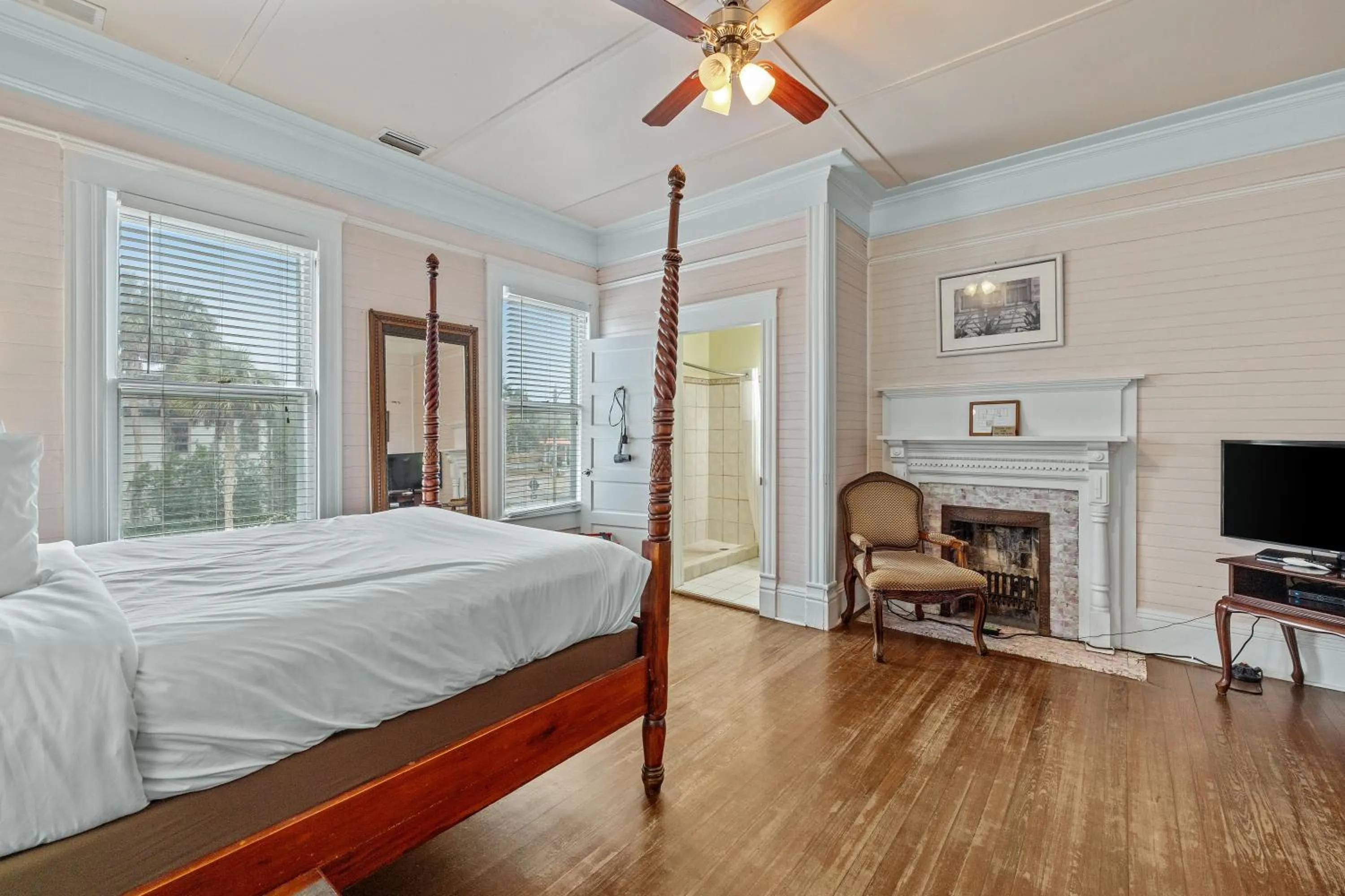 Bed in Coombs Inn & Suites