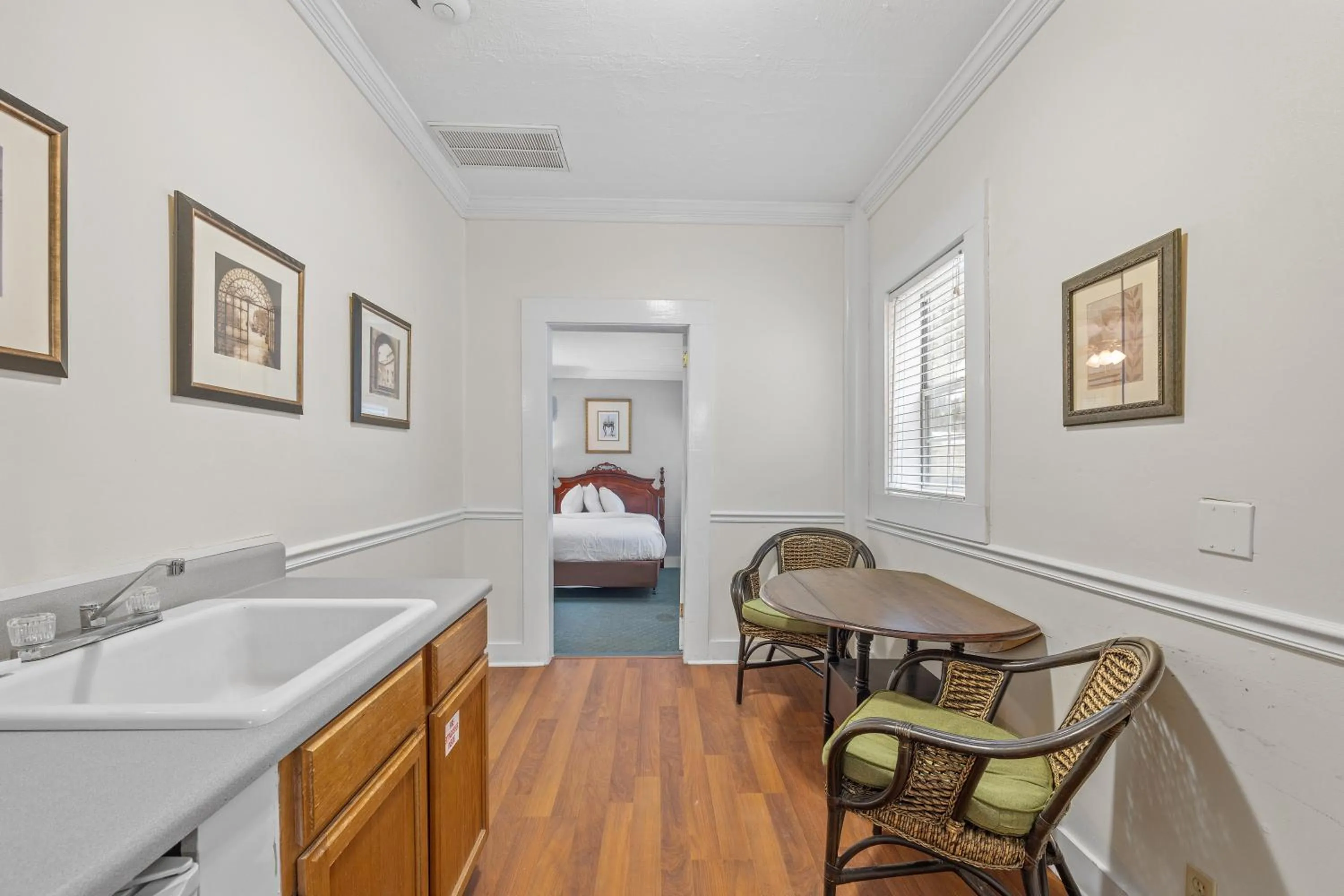 Bed in Coombs Inn & Suites