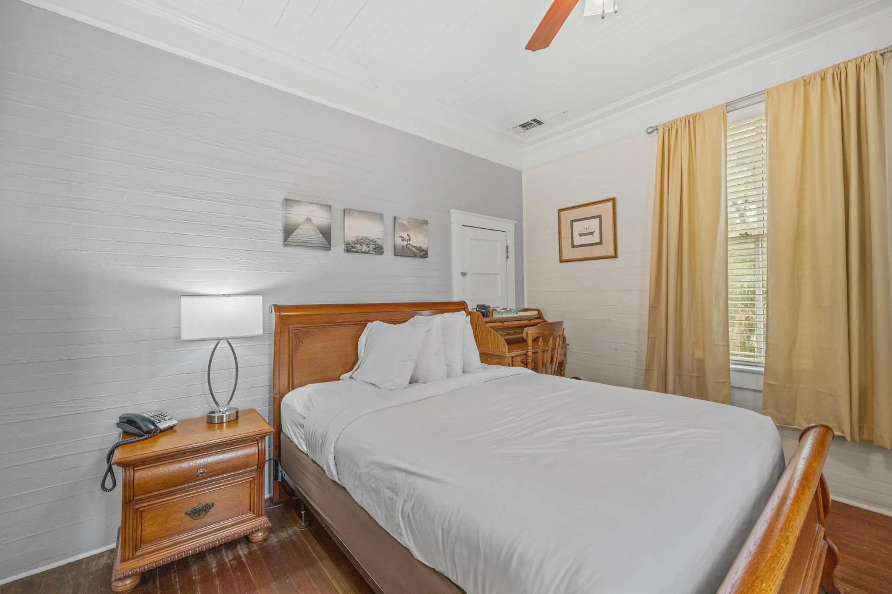 Bed in Coombs Inn & Suites