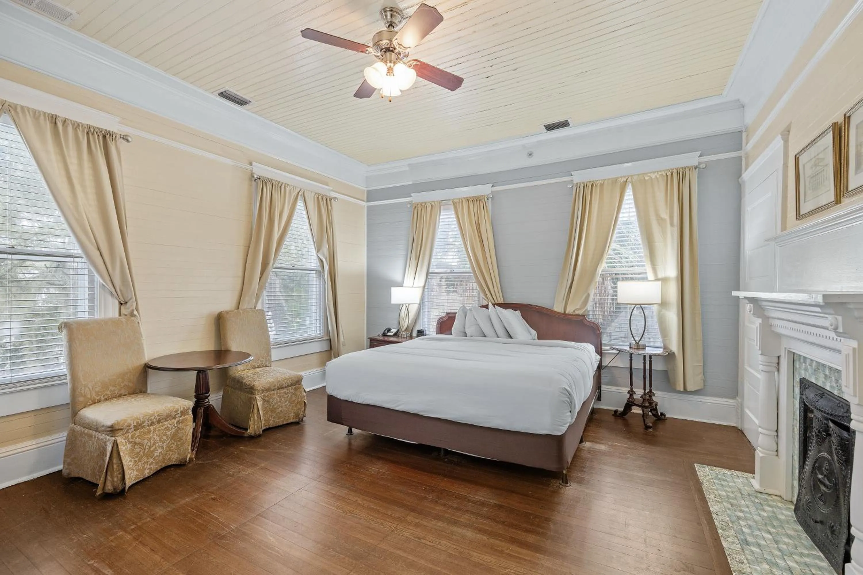 Bed in Coombs Inn & Suites