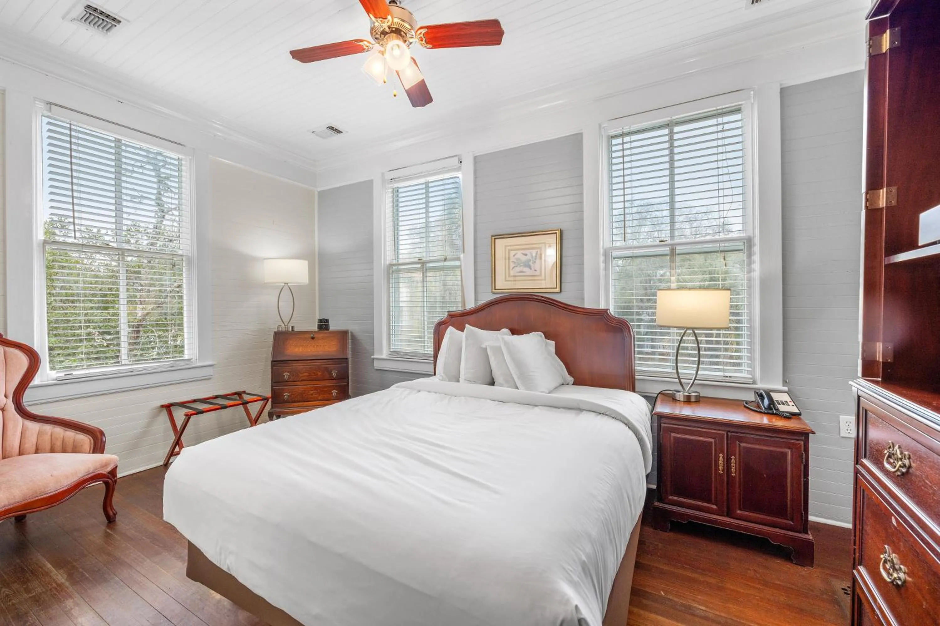 Bed in Coombs Inn & Suites