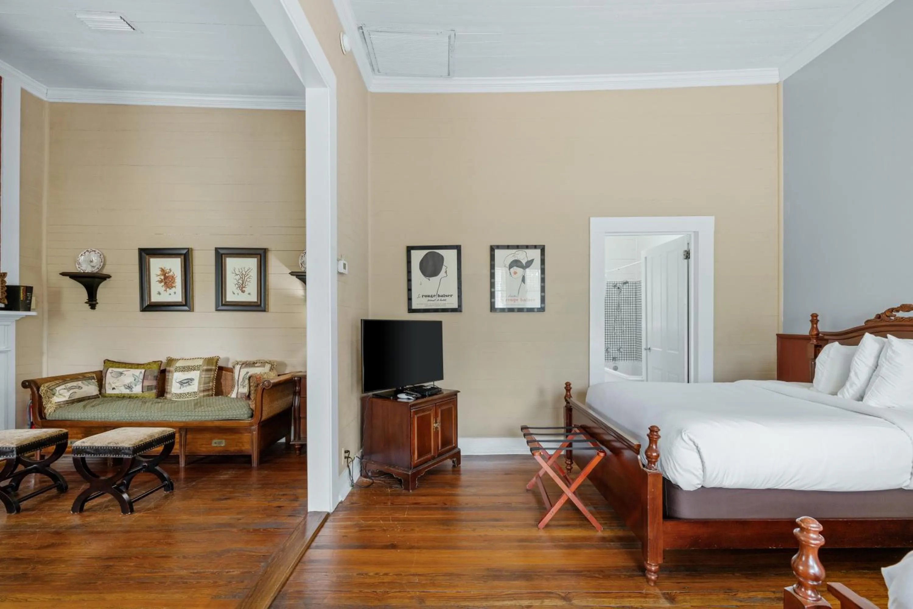 Bed in Coombs Inn & Suites