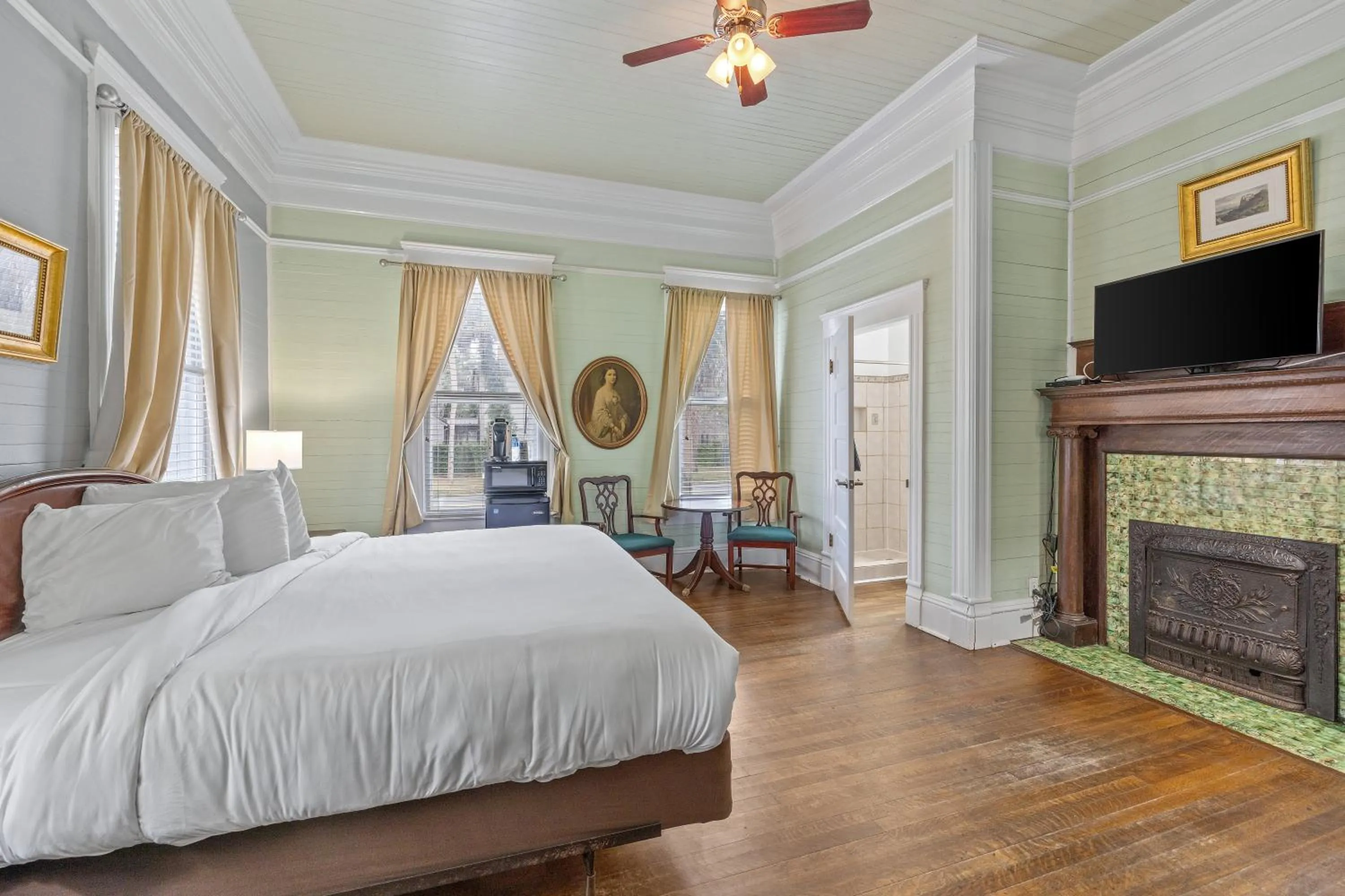 Bed in Coombs Inn & Suites