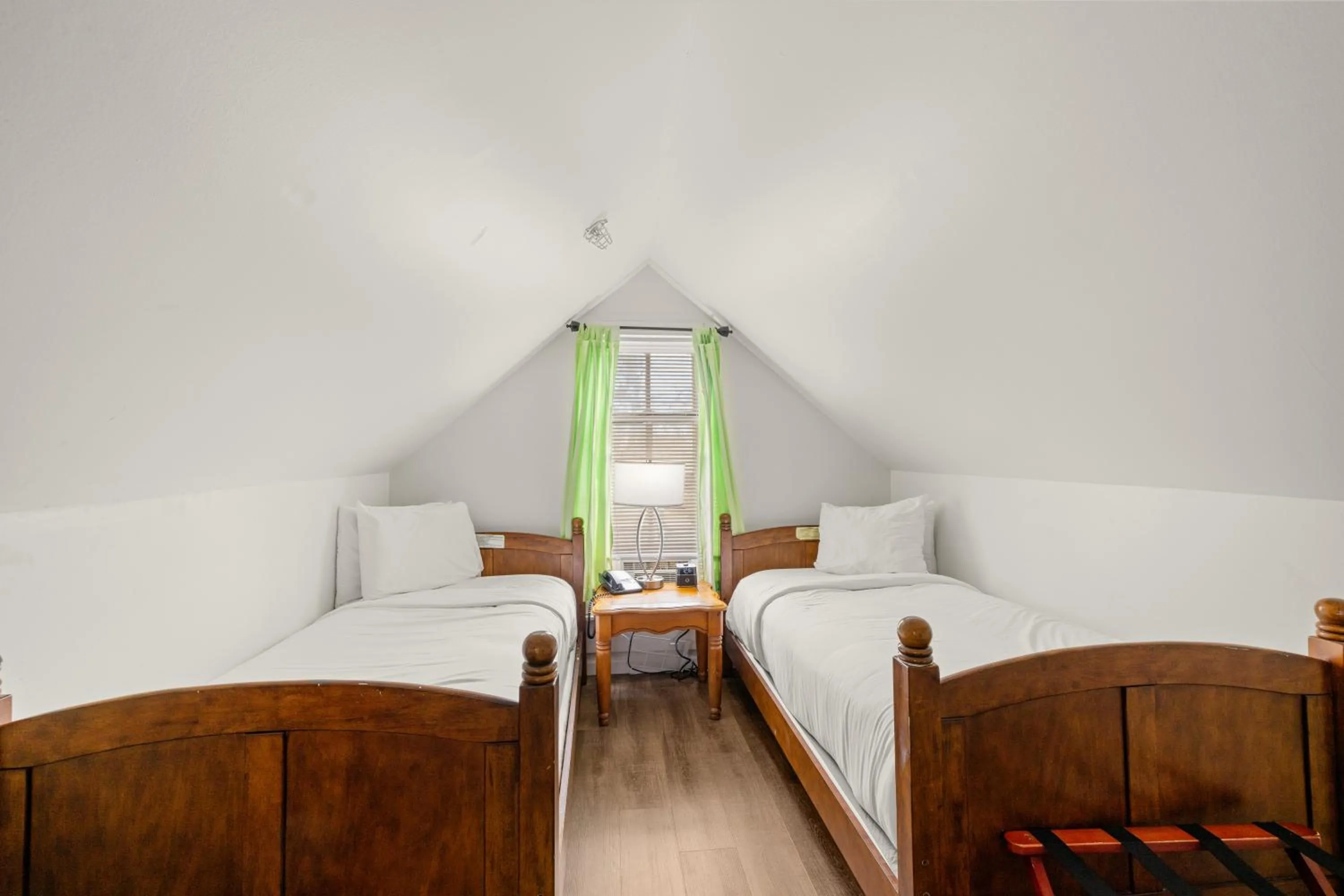 Bed in Coombs Inn & Suites