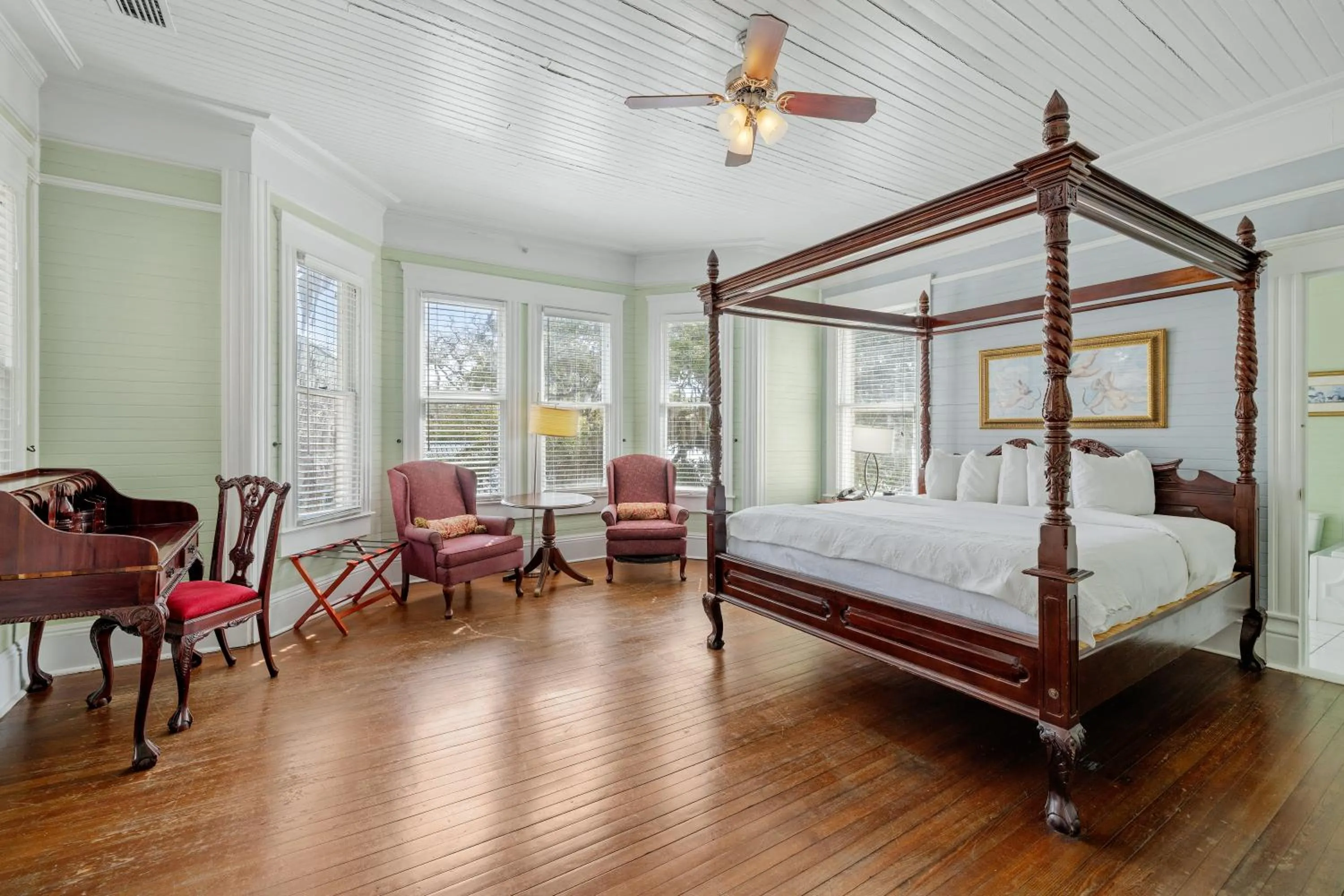 Bed in Coombs Inn & Suites