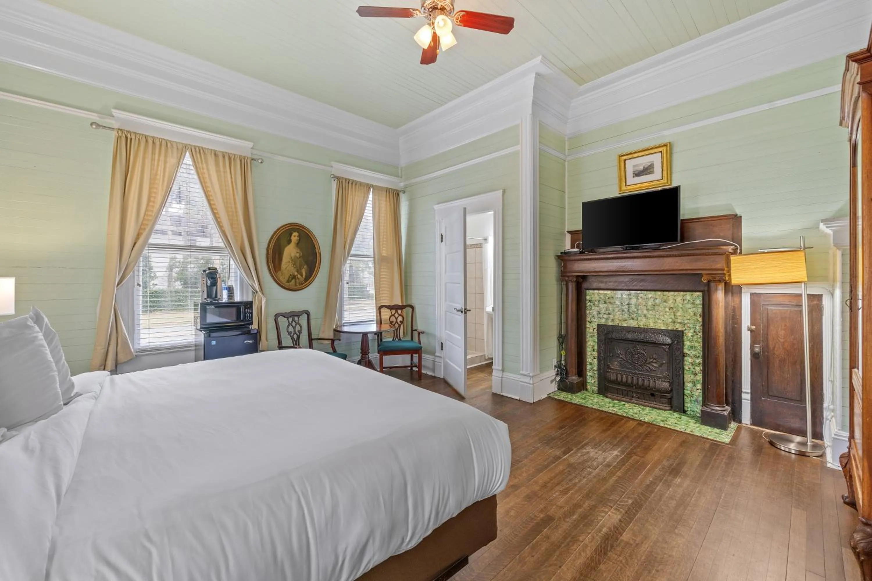 Bed in Coombs Inn & Suites