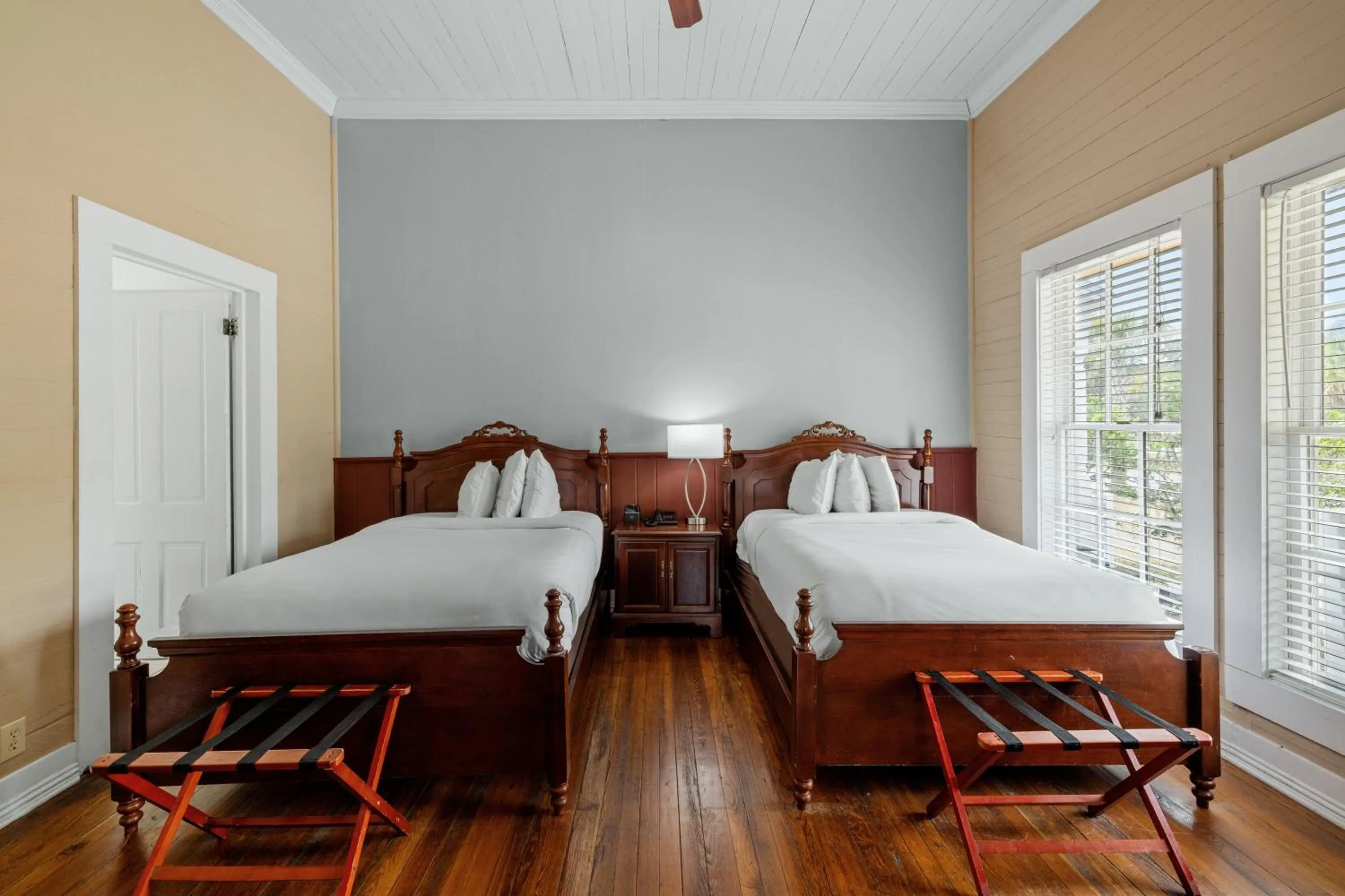 Bed in Coombs Inn & Suites